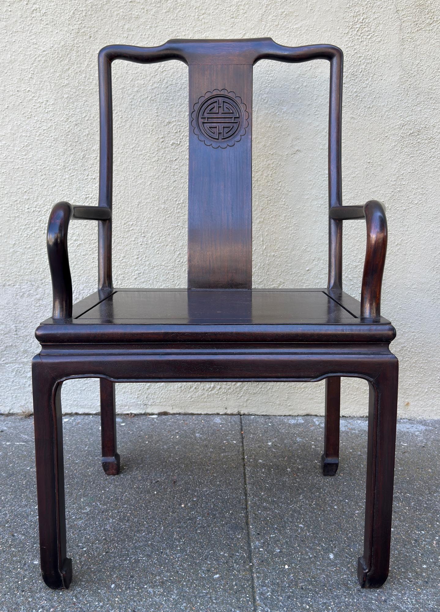 A.I.C. en bois de rose dans le style Ming. Des lignes très élégantes, faites à la main. Très robuste comme chaise de bureau ou d'appoint.

Label Hong Kong sous le siège. À l'époque où ce document a été rédigé, nous ne faisions pas de commerce avec