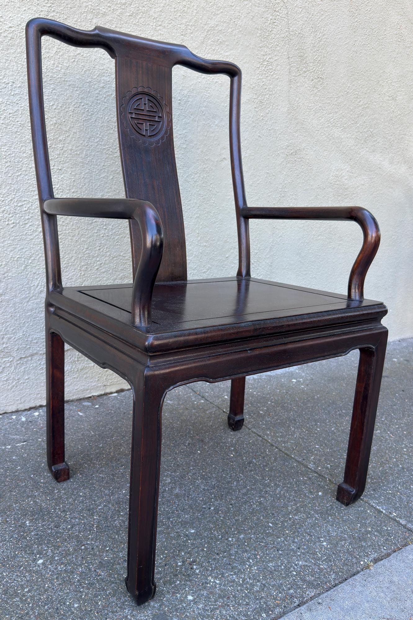 Chinois A.I.C. I.C. Fauteuil en bois de rose de style Ming du milieu du 20e siècle en vente