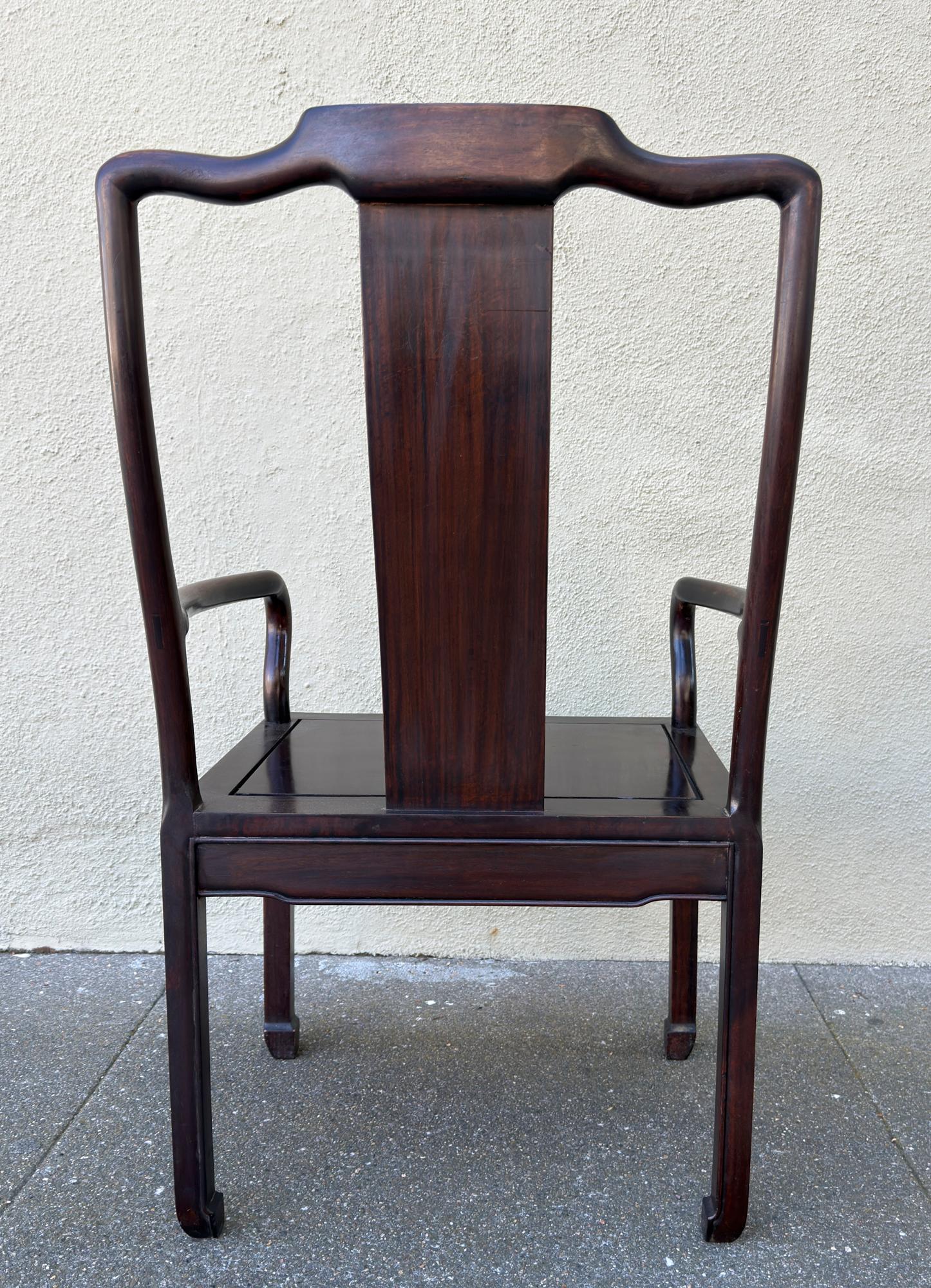 Sculpté A.I.C. I.C. Fauteuil en bois de rose de style Ming du milieu du 20e siècle en vente