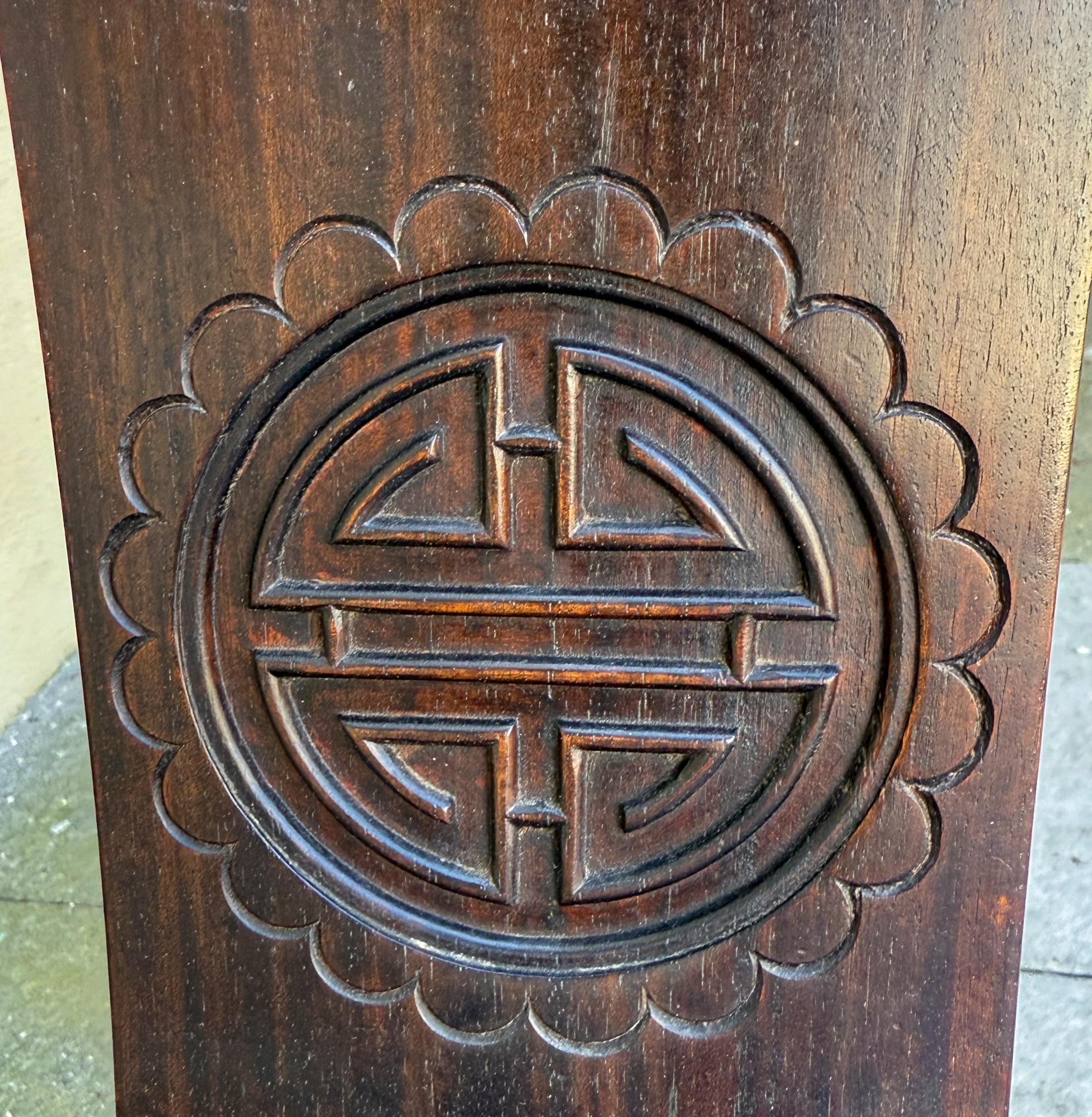 Milieu du XXe siècle A.I.C. I.C. Fauteuil en bois de rose de style Ming du milieu du 20e siècle en vente