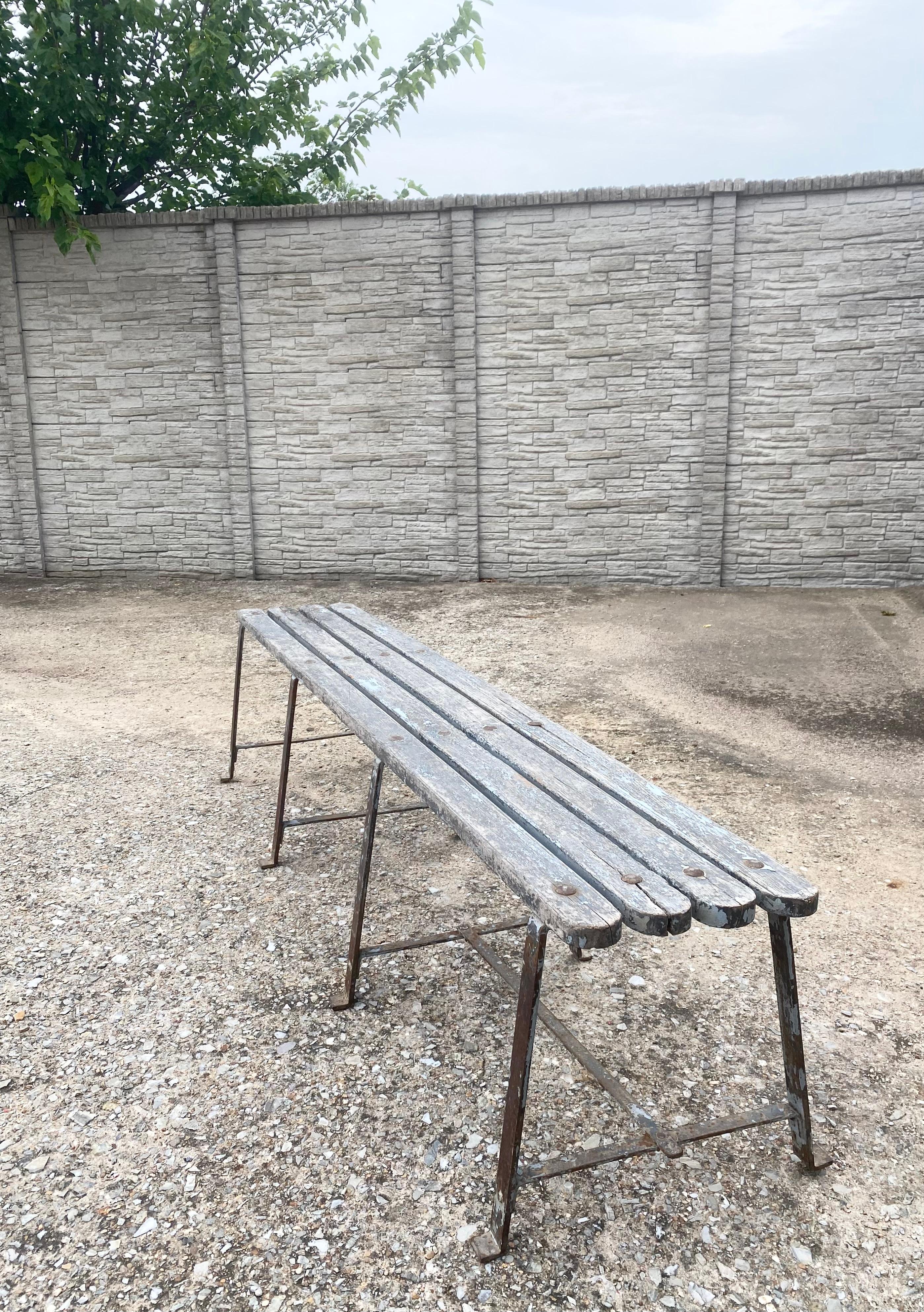 Banco francés de acero festoneado y madera de mediados del siglo XX en venta 3