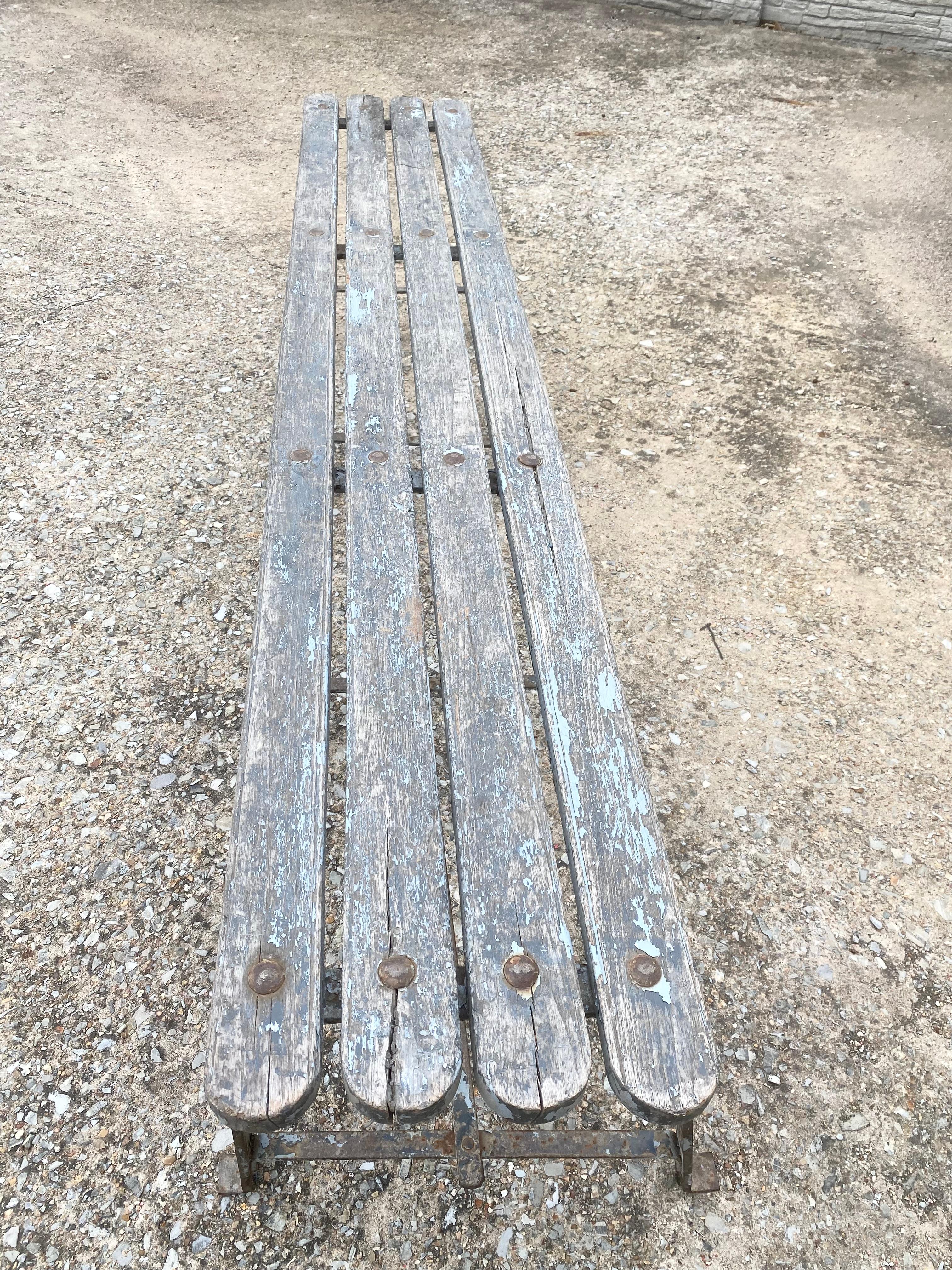 Banco francés de acero festoneado y madera de mediados del siglo XX en venta 5