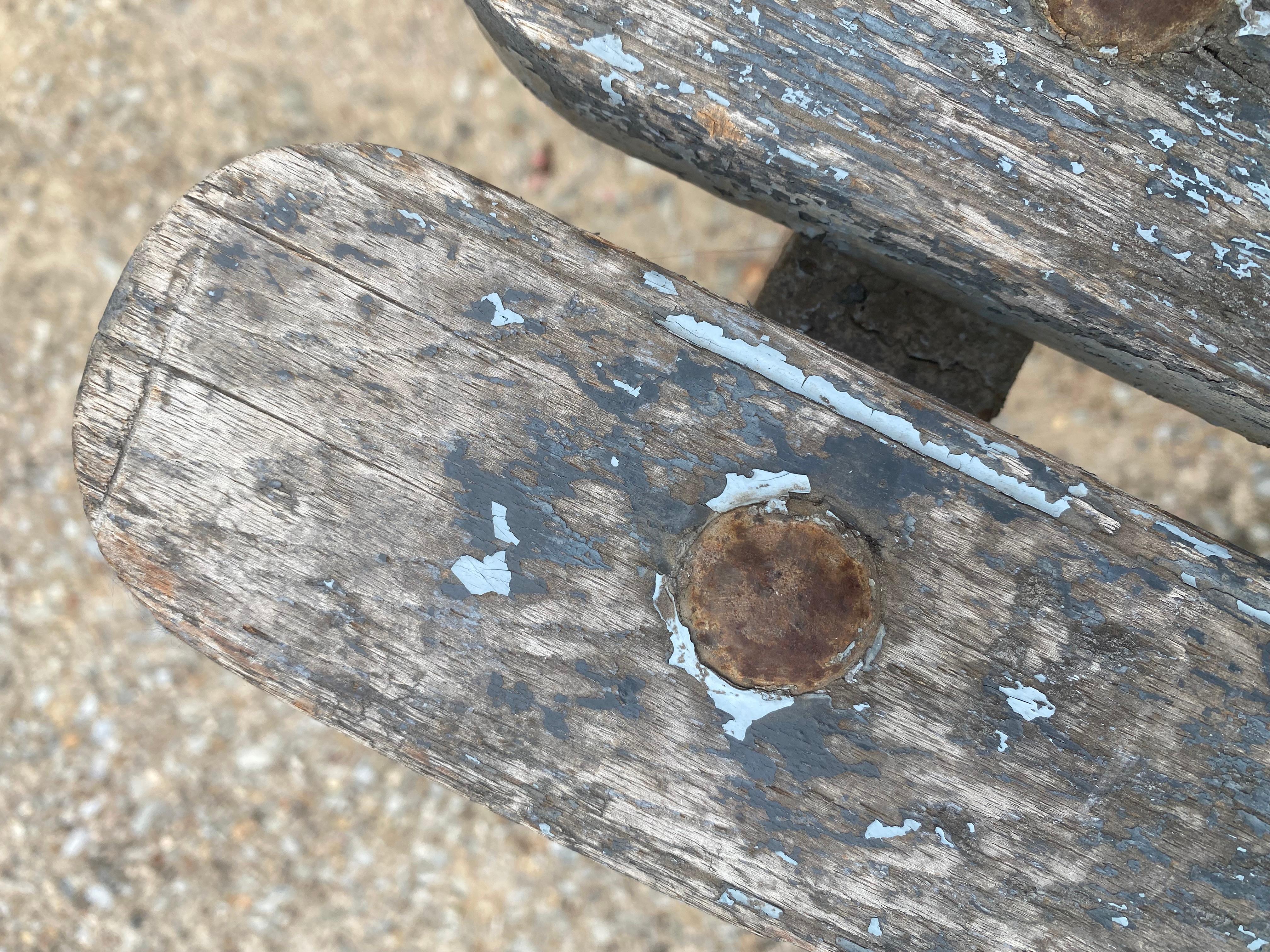 Banco francés de acero festoneado y madera de mediados del siglo XX en venta 6