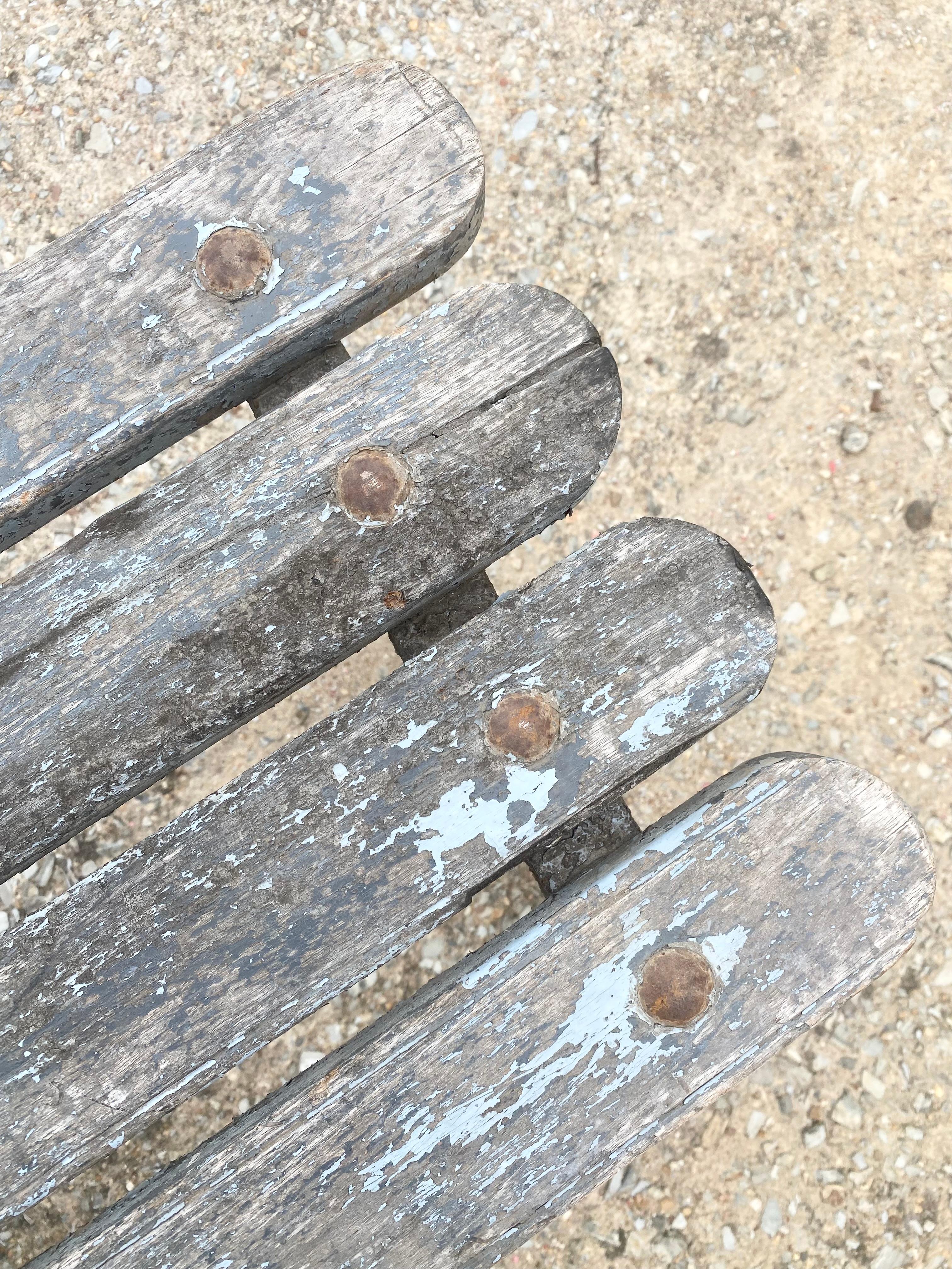Banco francés de acero festoneado y madera de mediados del siglo XX en venta 7