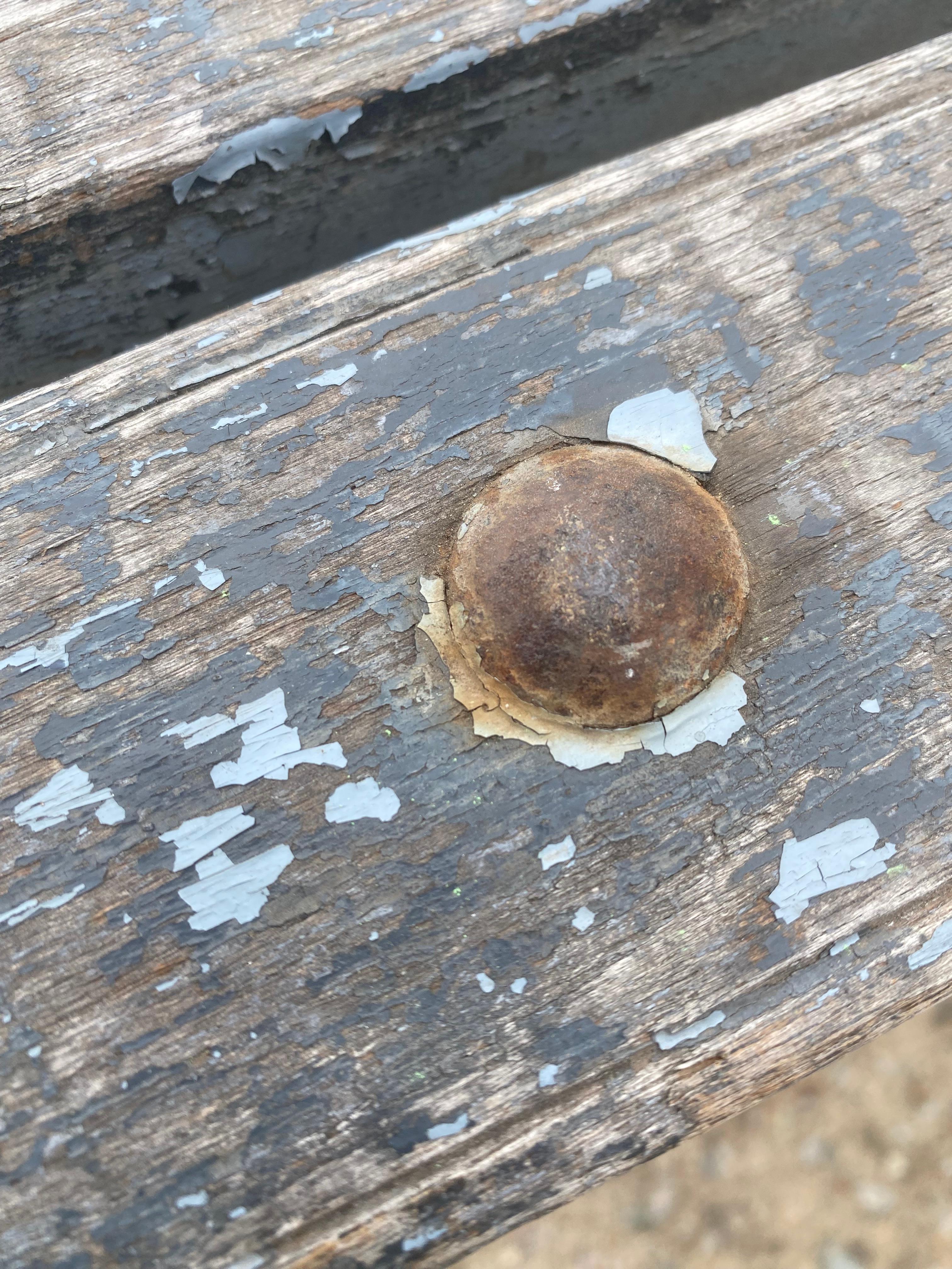 Banco francés de acero festoneado y madera de mediados del siglo XX en venta 8