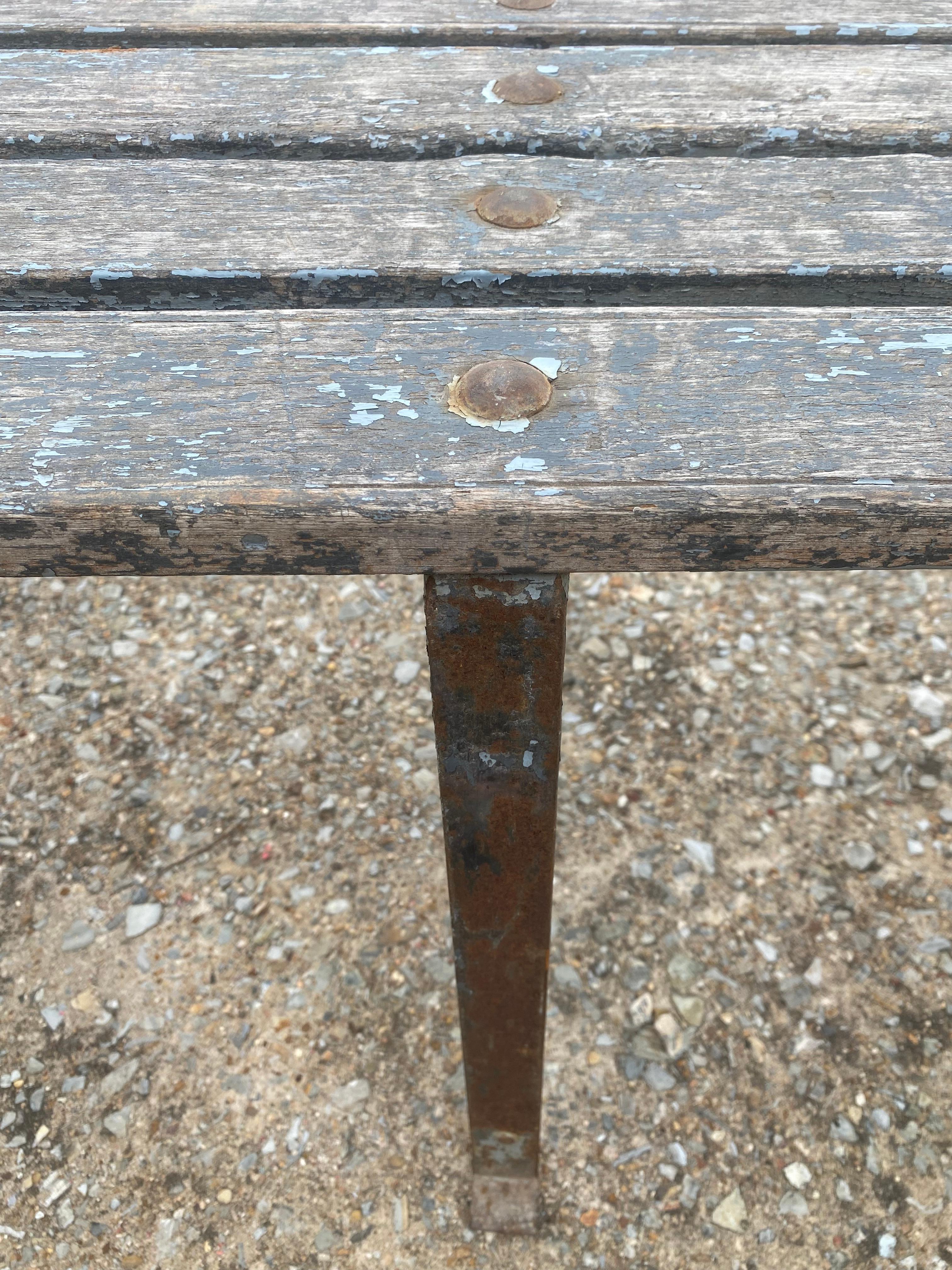 Banco francés de acero festoneado y madera de mediados del siglo XX en venta 9