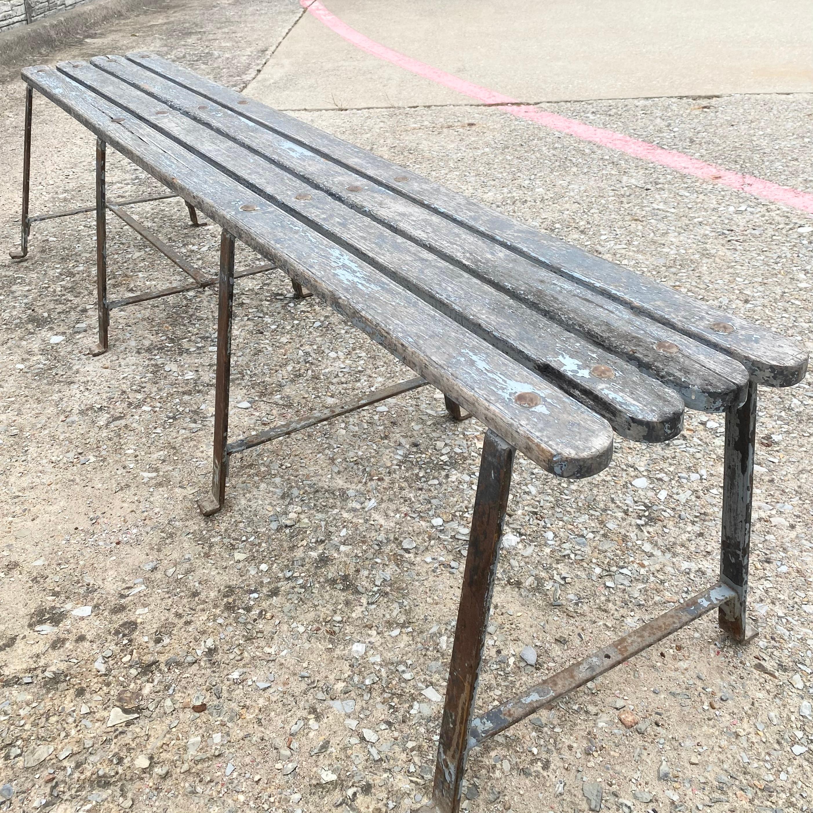 Banco francés de acero festoneado y madera de mediados del siglo XX en venta 10