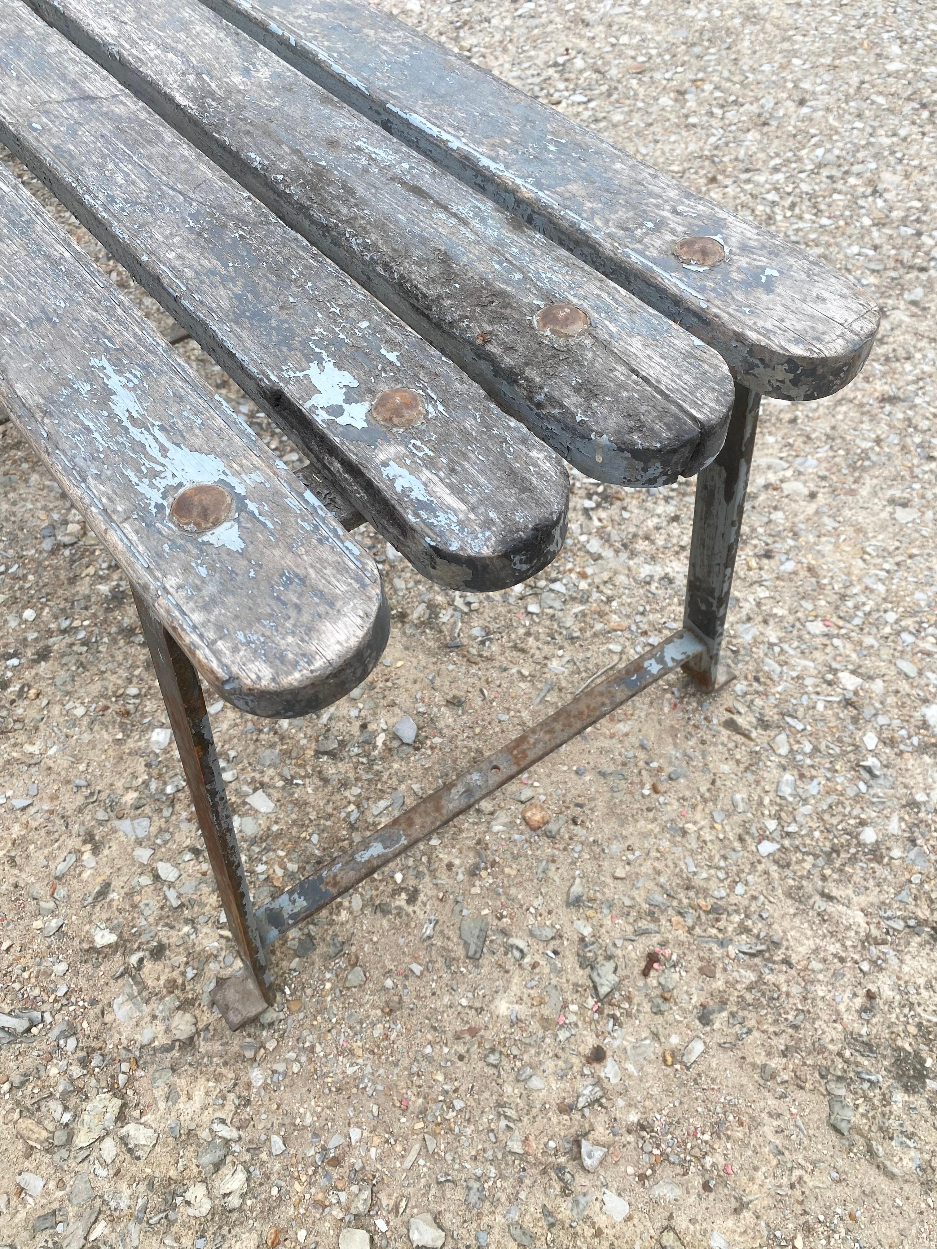 Banco francés de acero festoneado y madera de mediados del siglo XX en venta 11