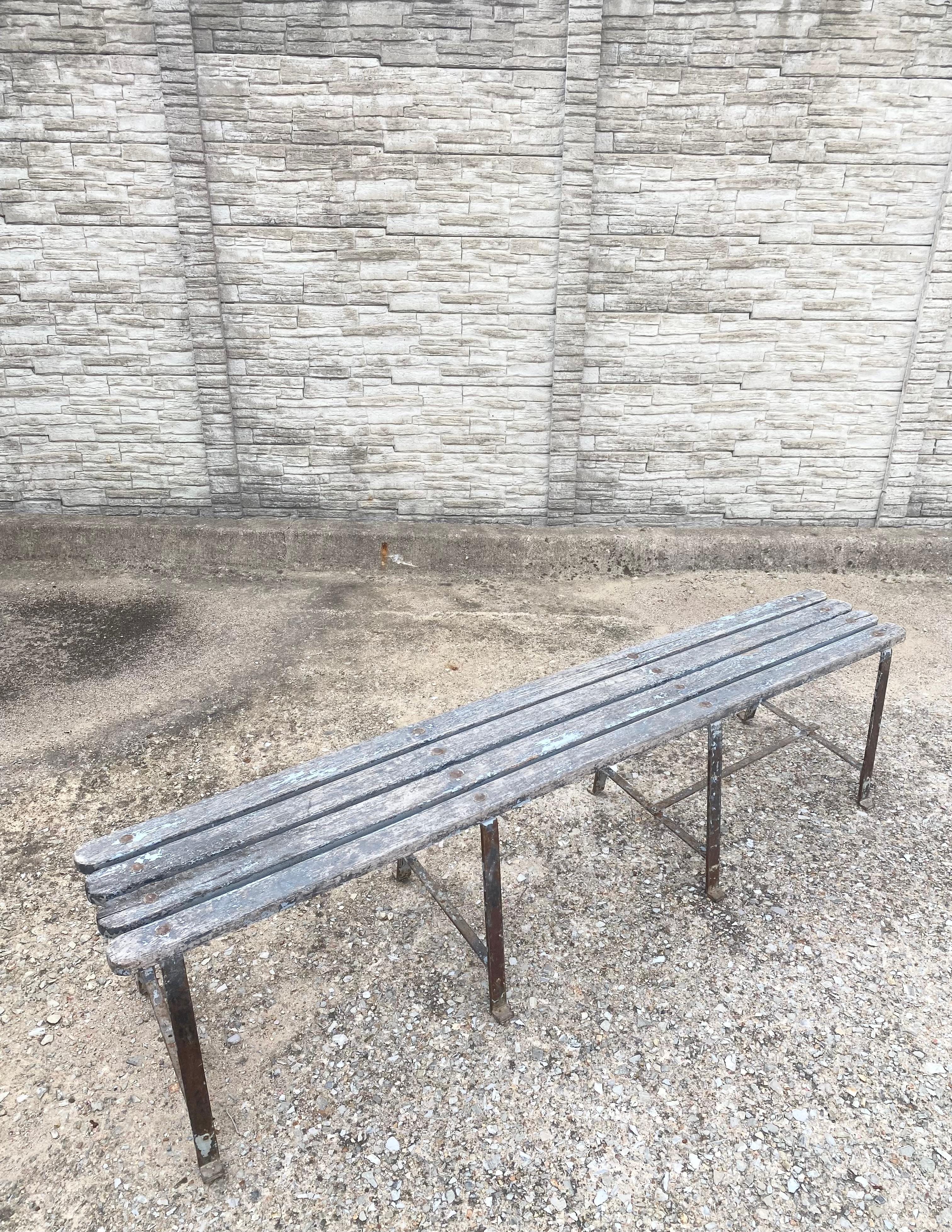 Banco francés de acero festoneado y madera de mediados del siglo XX Francés en venta