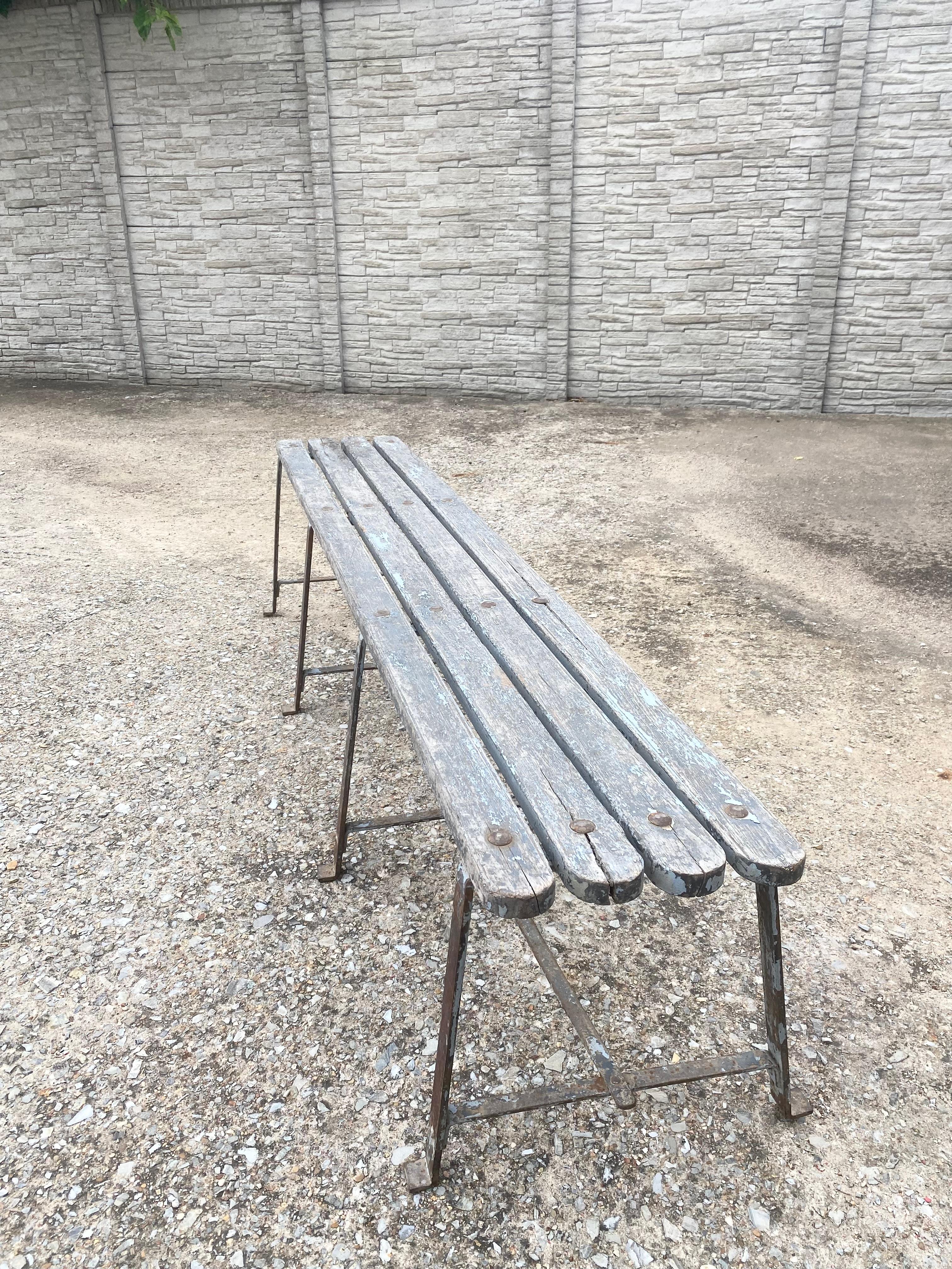 Banco francés de acero festoneado y madera de mediados del siglo XX Hecho a mano en venta