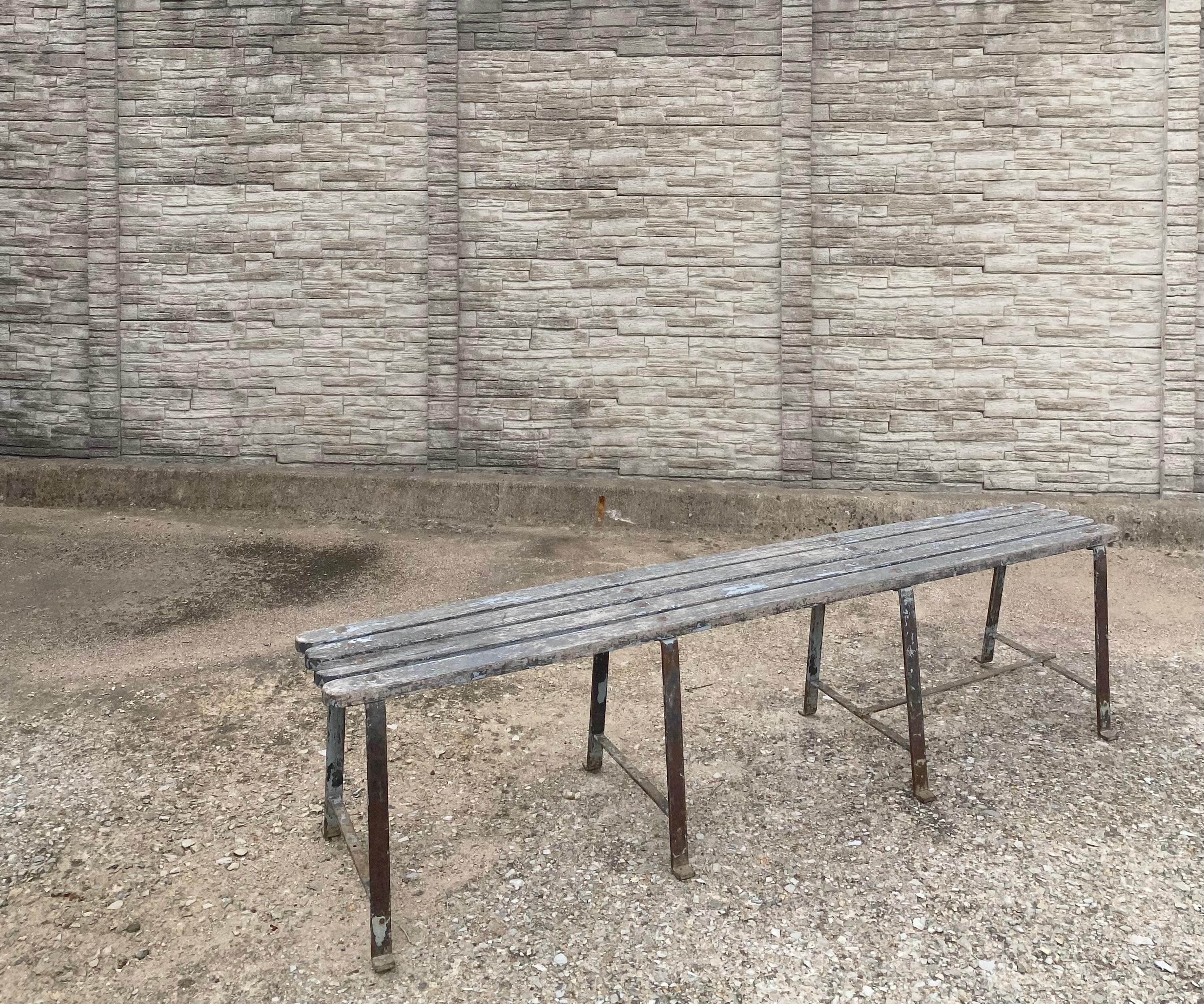 Banco francés de acero festoneado y madera de mediados del siglo XX en venta 2