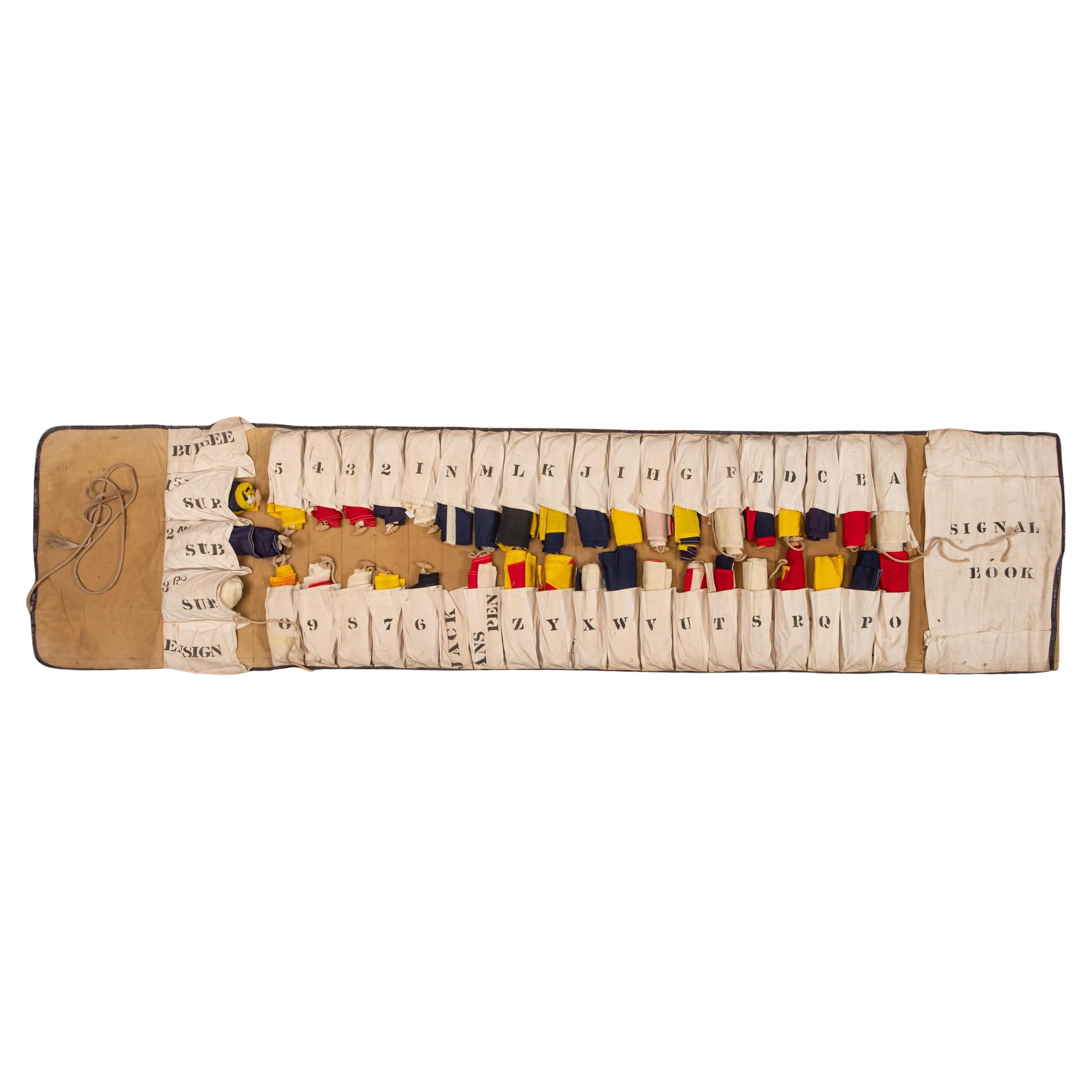 Mitte des 20. Jahrhunderts HMS MTB 702 WWII Signal Flaggen Nautisch Maritim Segler Militär im Angebot