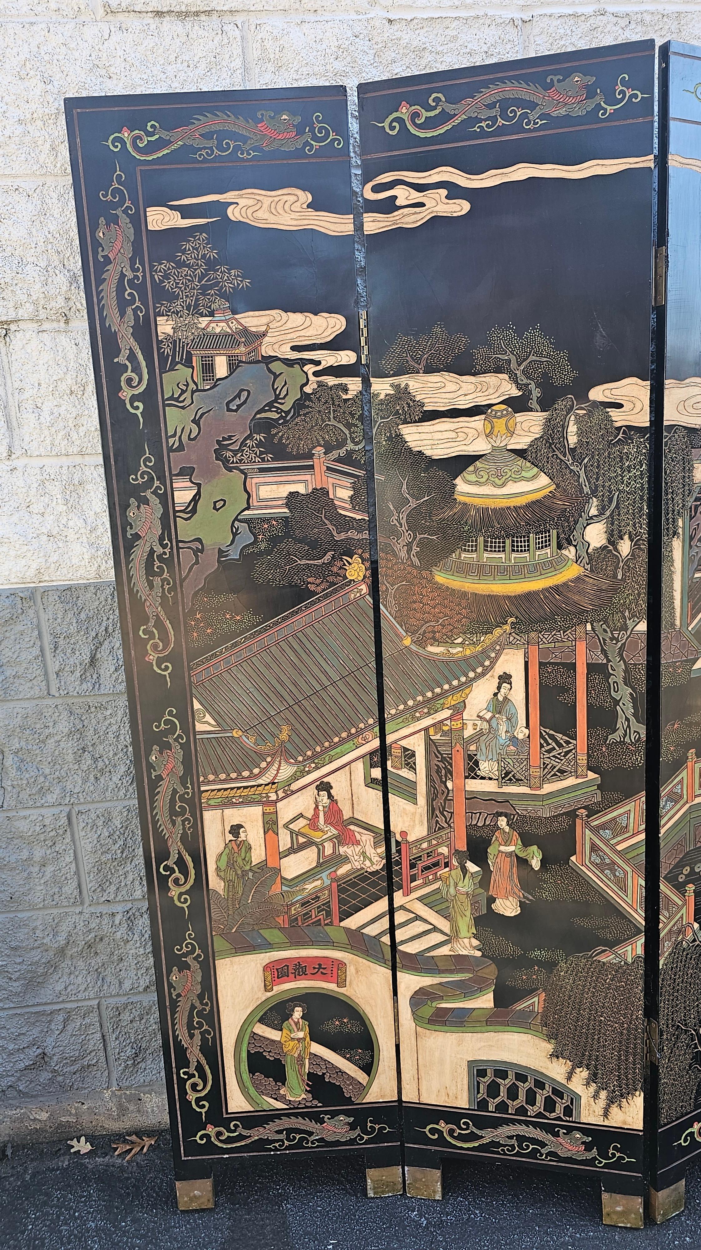 Paravent ou séparateur de pièce chinois du milieu du 20e siècle, de type Foldes, gravé et peint. Exclusivement fabriqué par Imperial East New York
Mesure 96