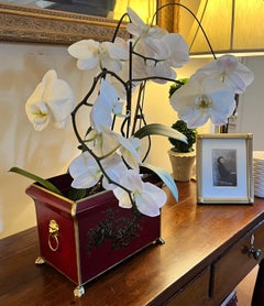 Fioriera rettangolare in metallo dorato e rosso sangue della metà del XX secolo