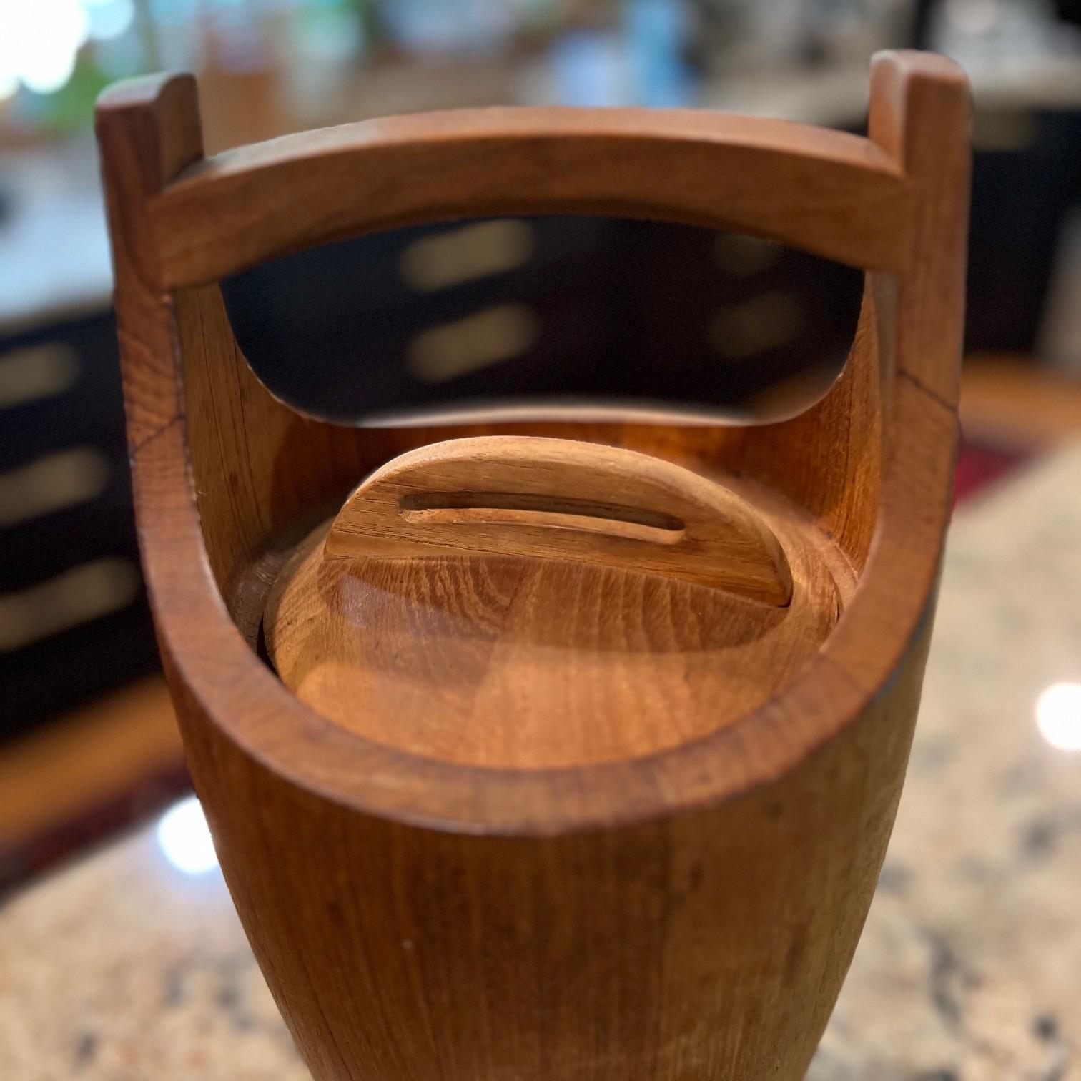 Secchio per il ghiaccio in teak con coperchio e manico girevole della metà del XX secolo di Jens Quistgaard per Dansk

Descrizione:
Uno scultoreo secchiello per il ghiaccio in teak di stile danese moderno, disegnato da Jens Quistgaard per Dansk.