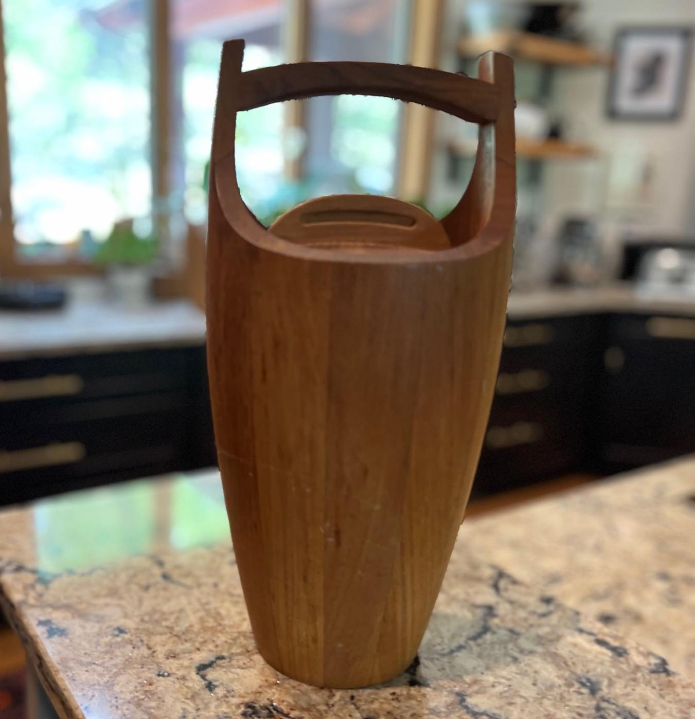 Secchiello per il ghiaccio in teak di Jens Quistgaard per Dansk, metà del XX secolo, con coperchio e manico basculante In condizioni buone in vendita a Morristown, NJ