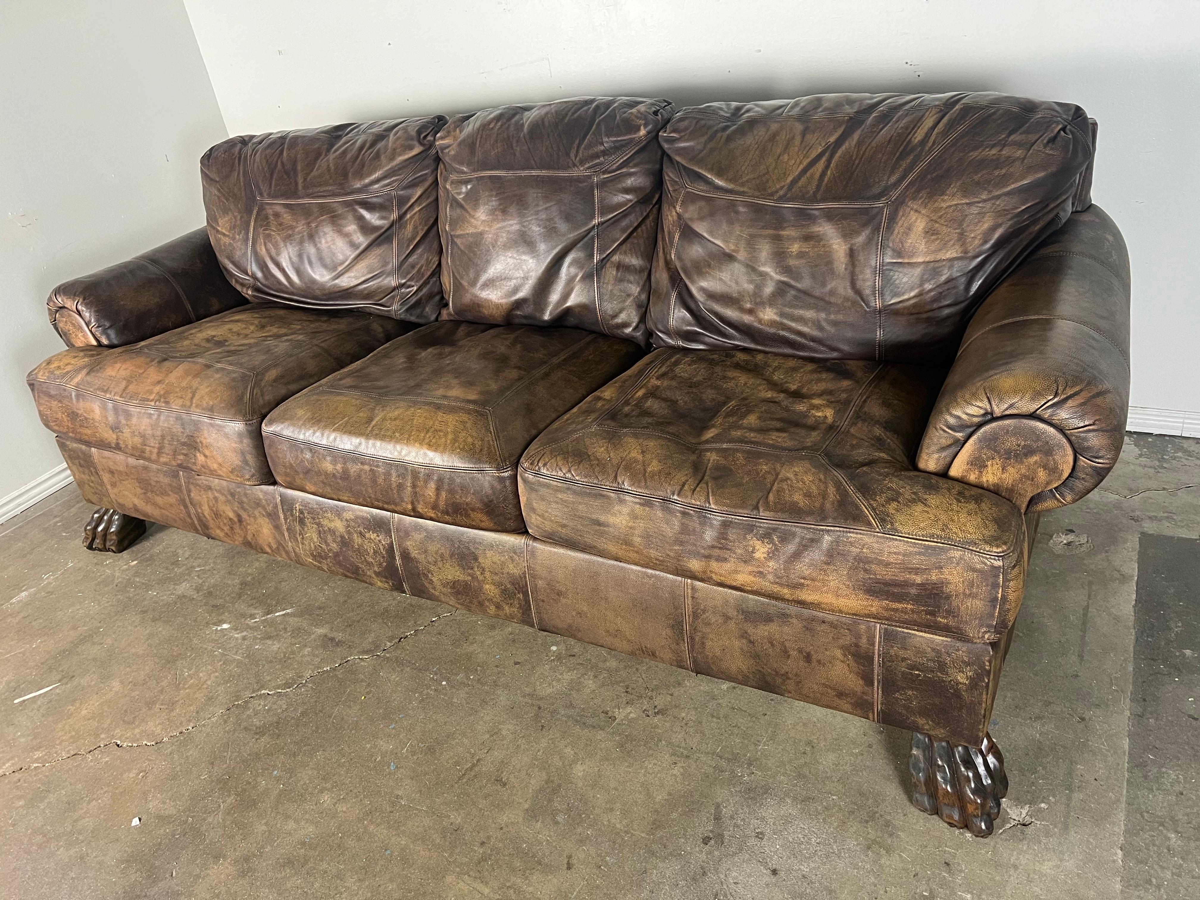 Mitte 20. Jh. Gepolstertes Ledersofa mit Löwentatzenfüßen im Angebot 4