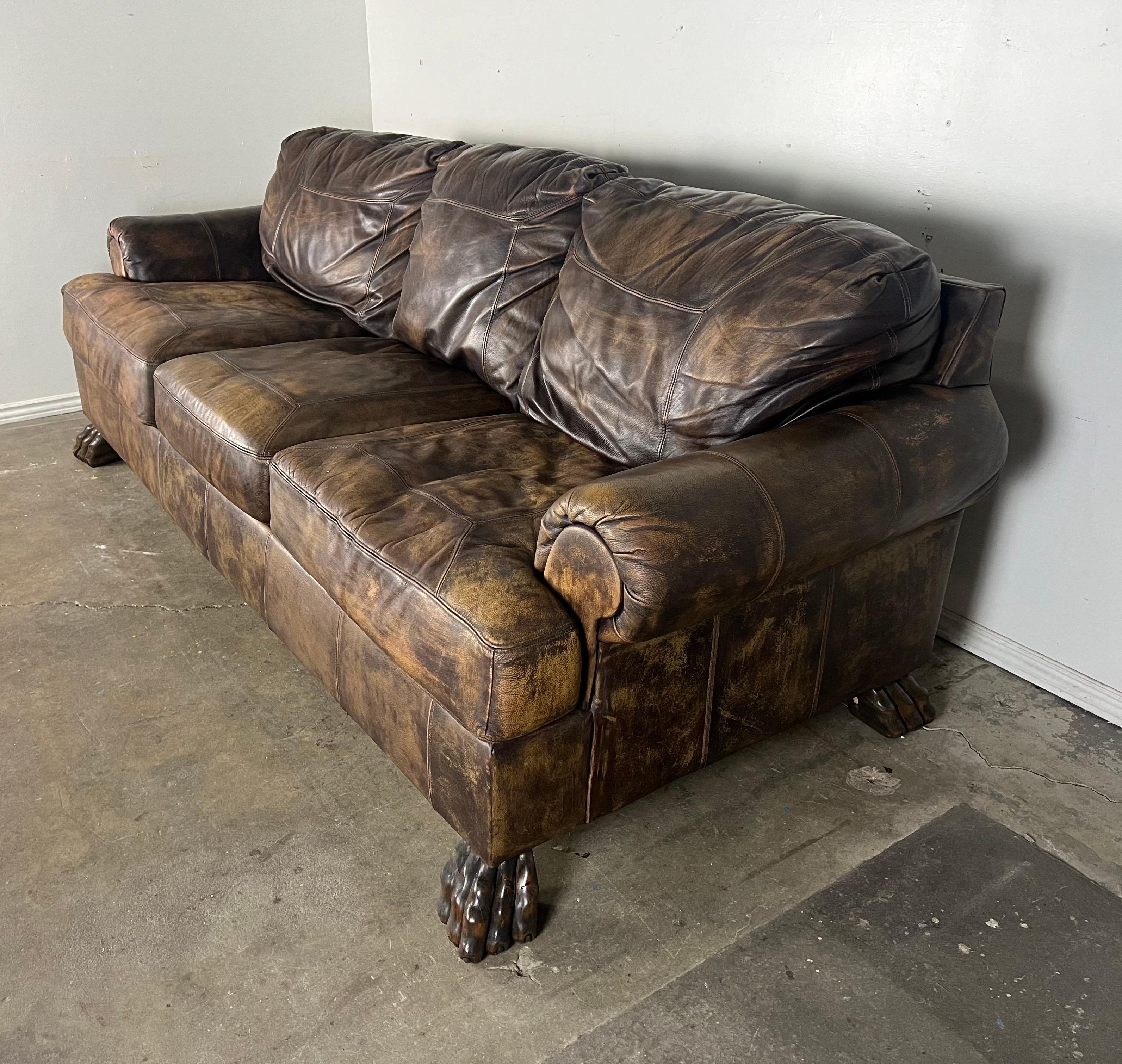 Mitte 20. Jh. Gepolstertes Ledersofa mit Löwentatzenfüßen im Angebot 5