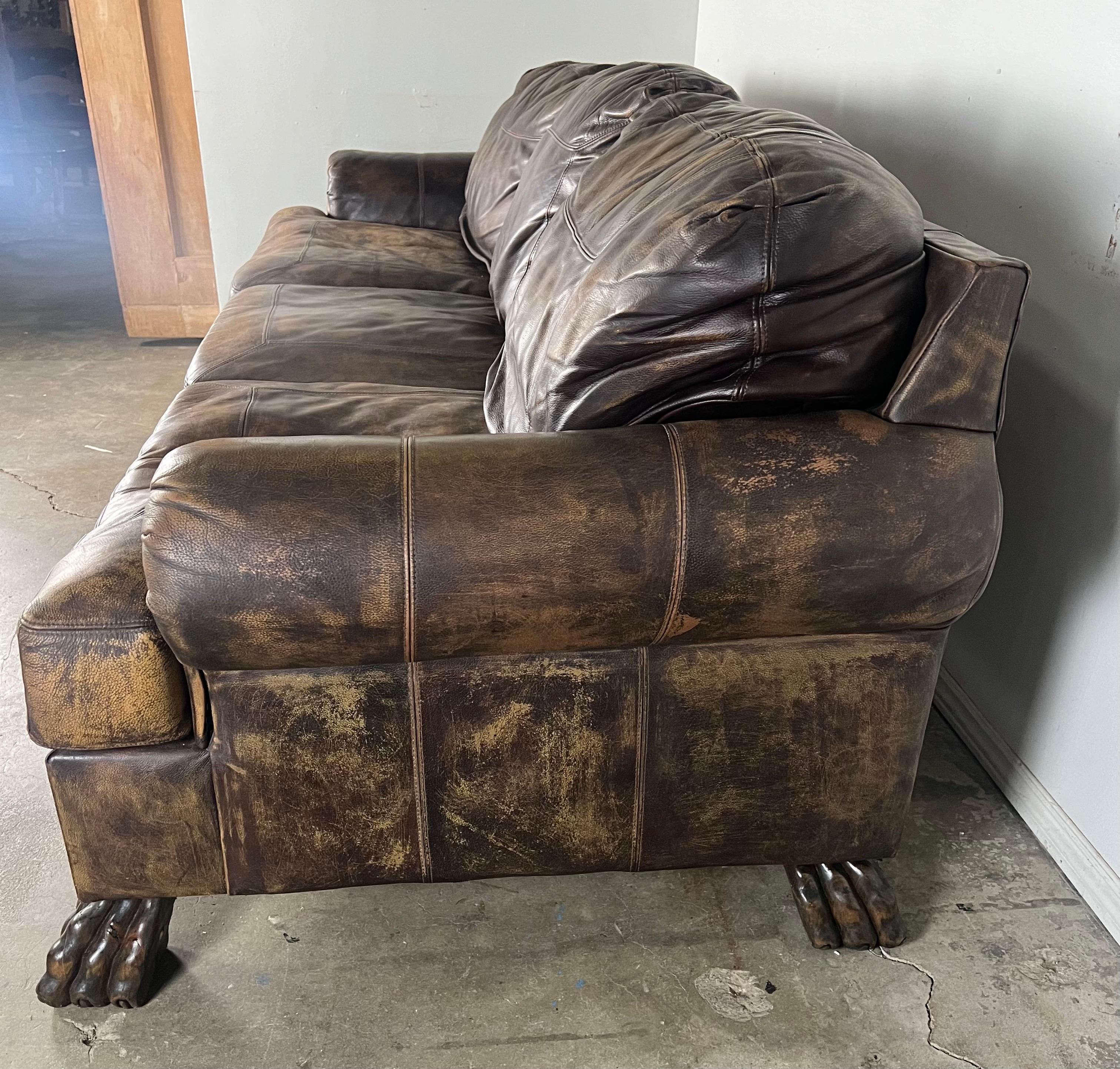 Mitte 20. Jh. Gepolstertes Ledersofa mit Löwentatzenfüßen im Angebot 6