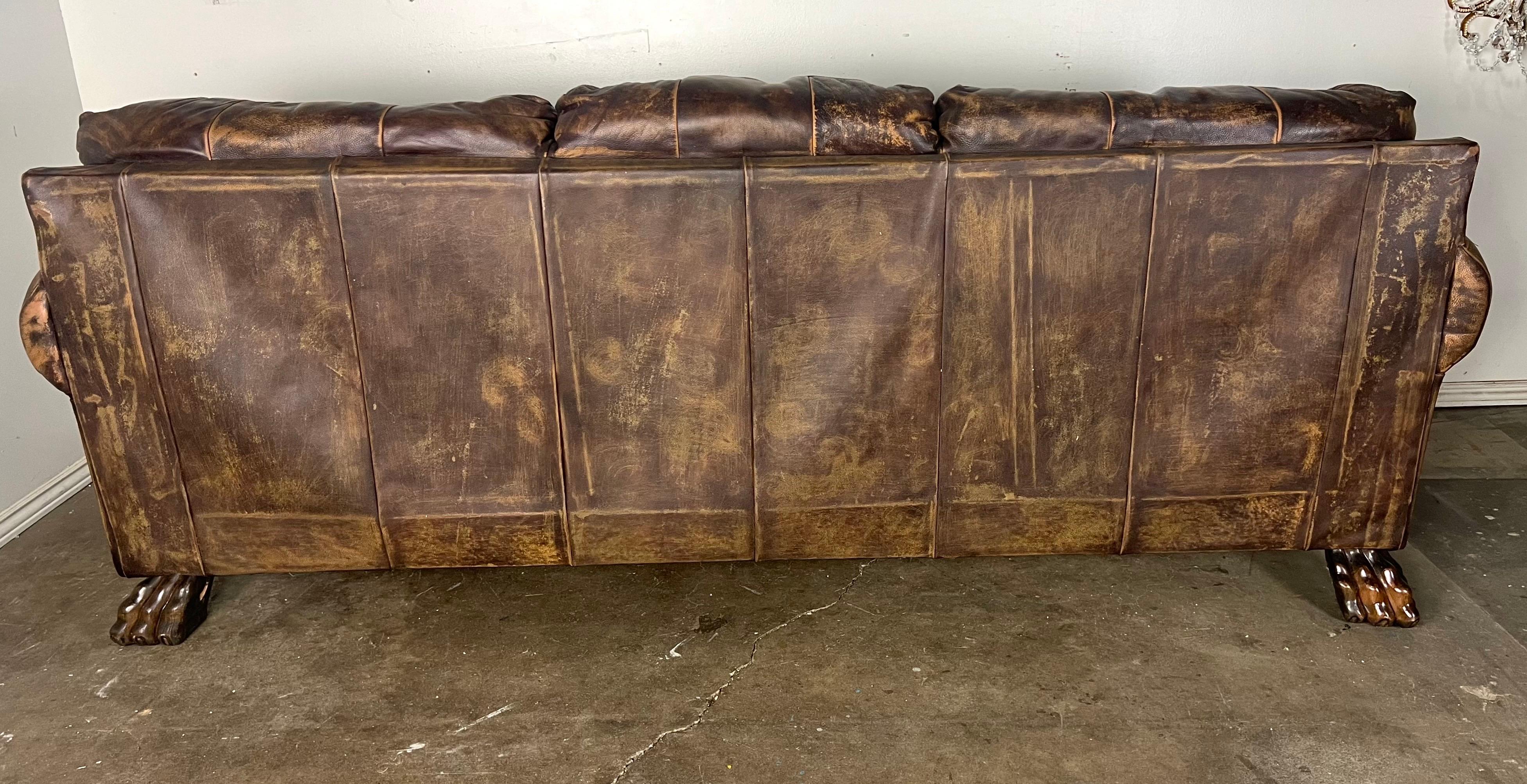 Mitte 20. Jh. Gepolstertes Ledersofa mit Löwentatzenfüßen im Angebot 9