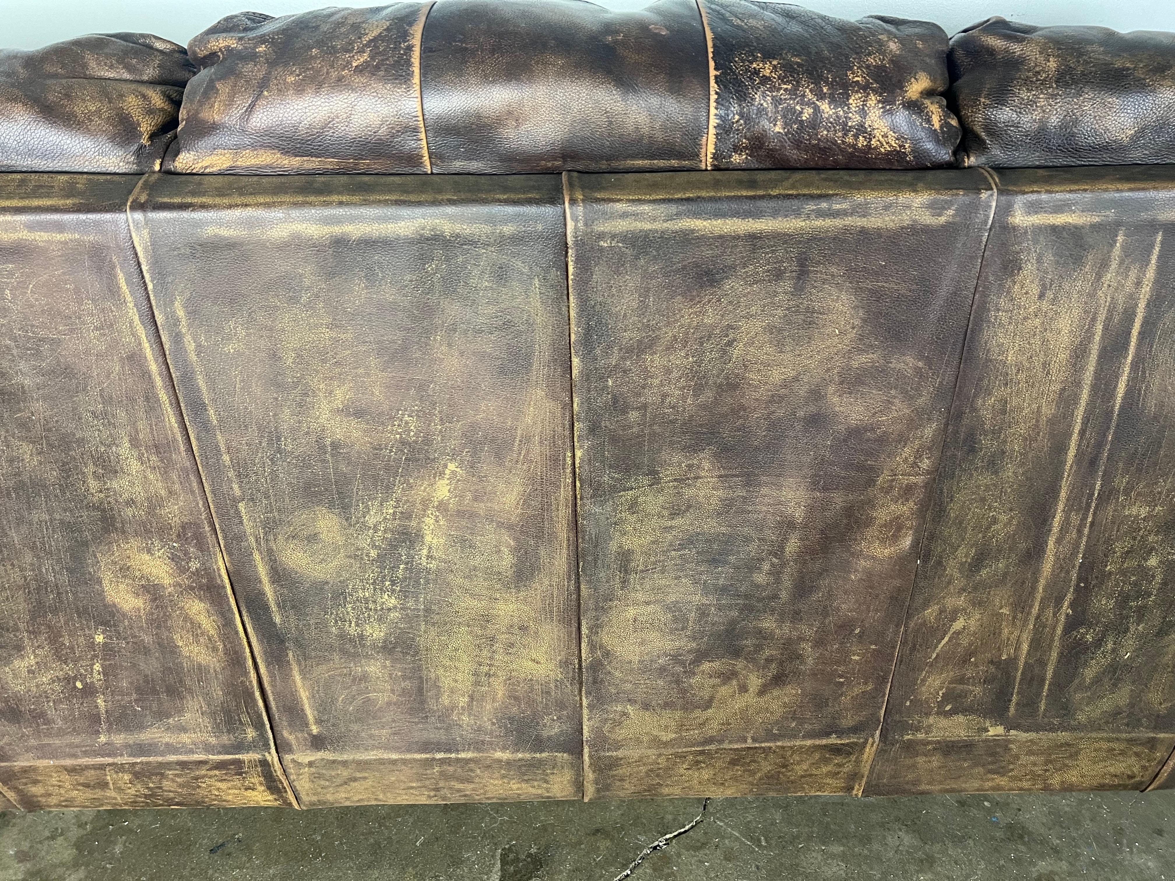 Mitte 20. Jh. Gepolstertes Ledersofa mit Löwentatzenfüßen im Angebot 10
