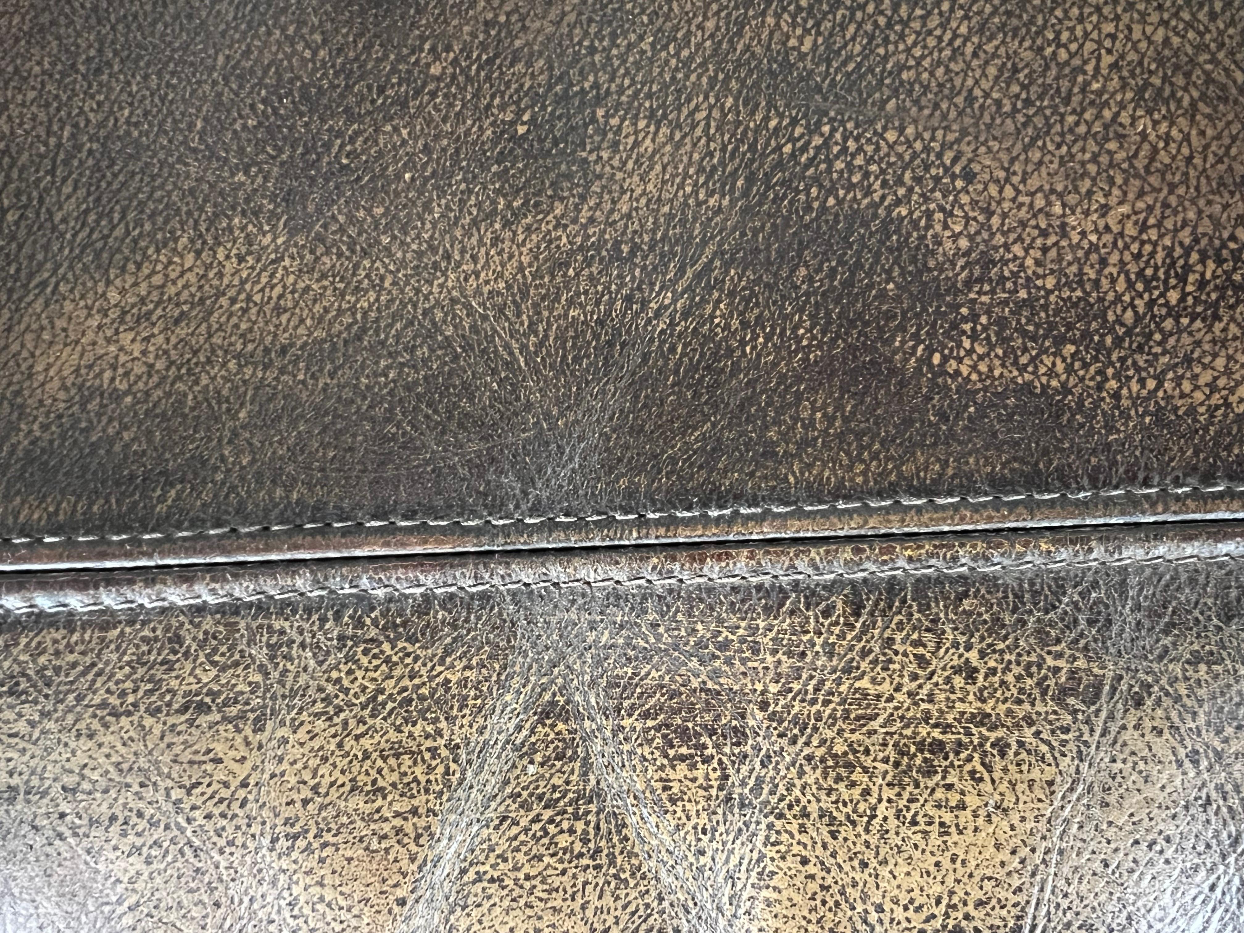 Mitte 20. Jh. Gepolstertes Ledersofa mit Löwentatzenfüßen (amerikanisch) im Angebot