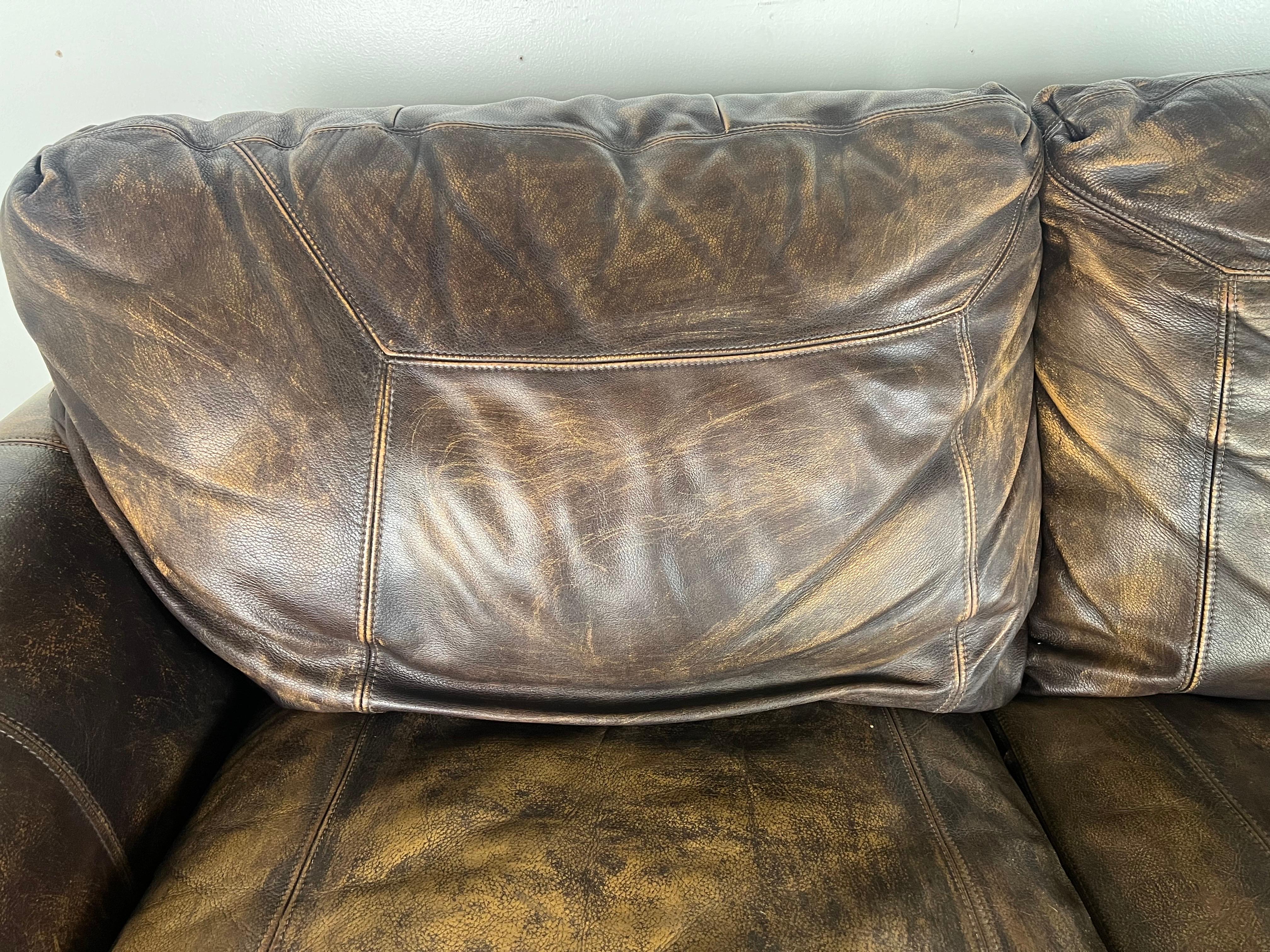 Mitte 20. Jh. Gepolstertes Ledersofa mit Löwentatzenfüßen im Zustand „Starke Gebrauchsspuren“ im Angebot in Los Angeles, CA