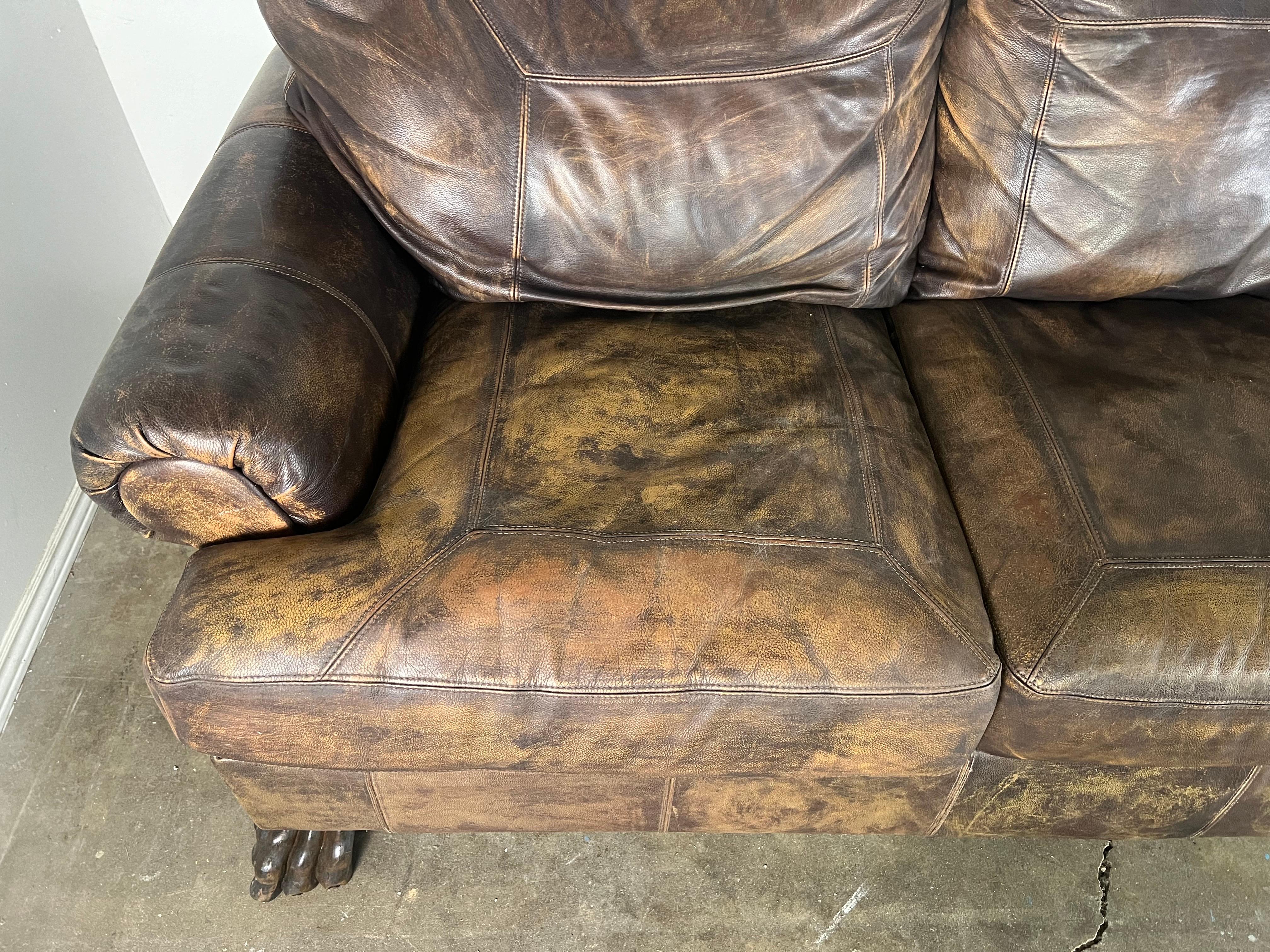 Mitte 20. Jh. Gepolstertes Ledersofa mit Löwentatzenfüßen im Angebot 1