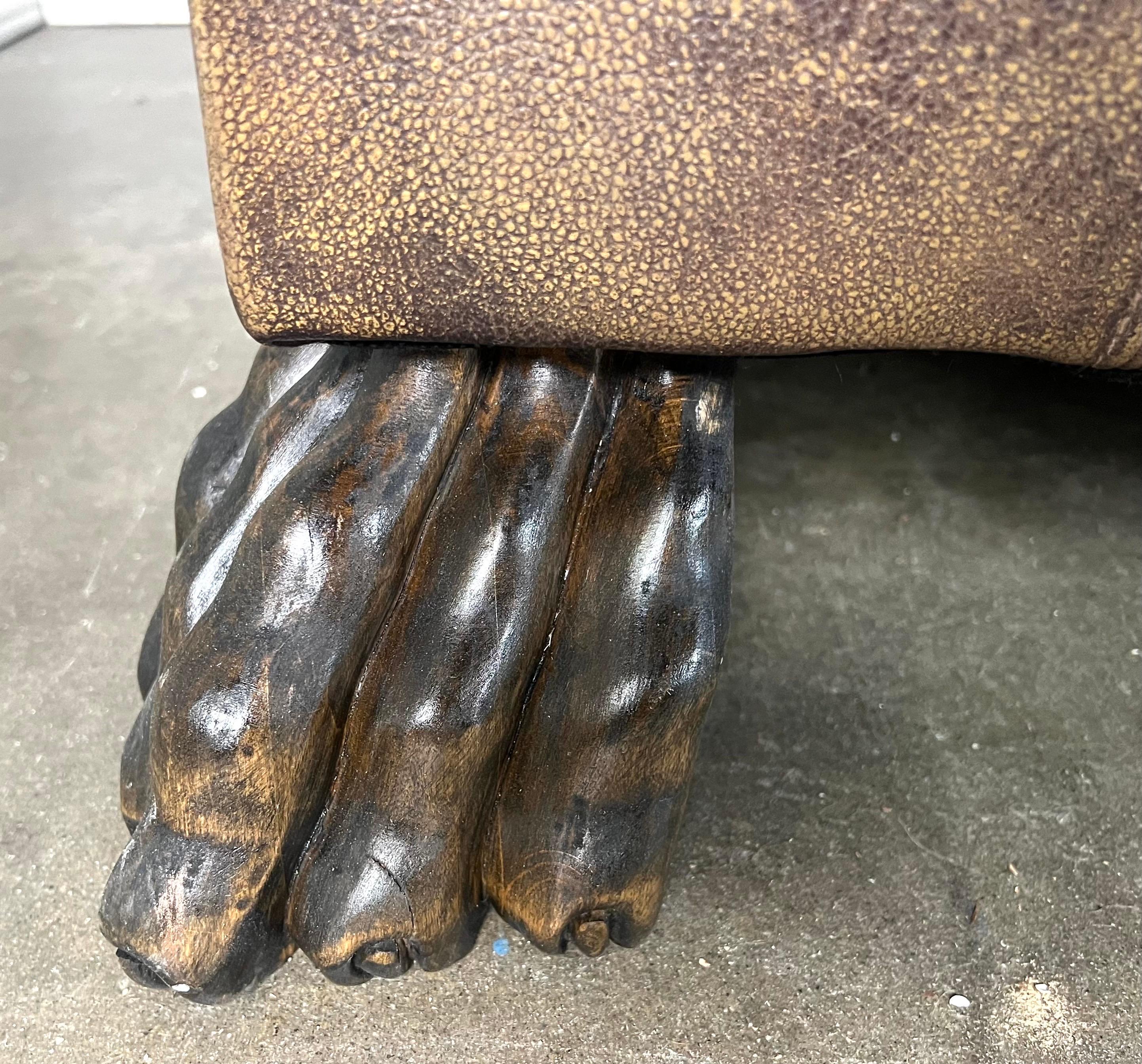 Mitte 20. Jh. Gepolstertes Ledersofa mit Löwentatzenfüßen im Angebot 2