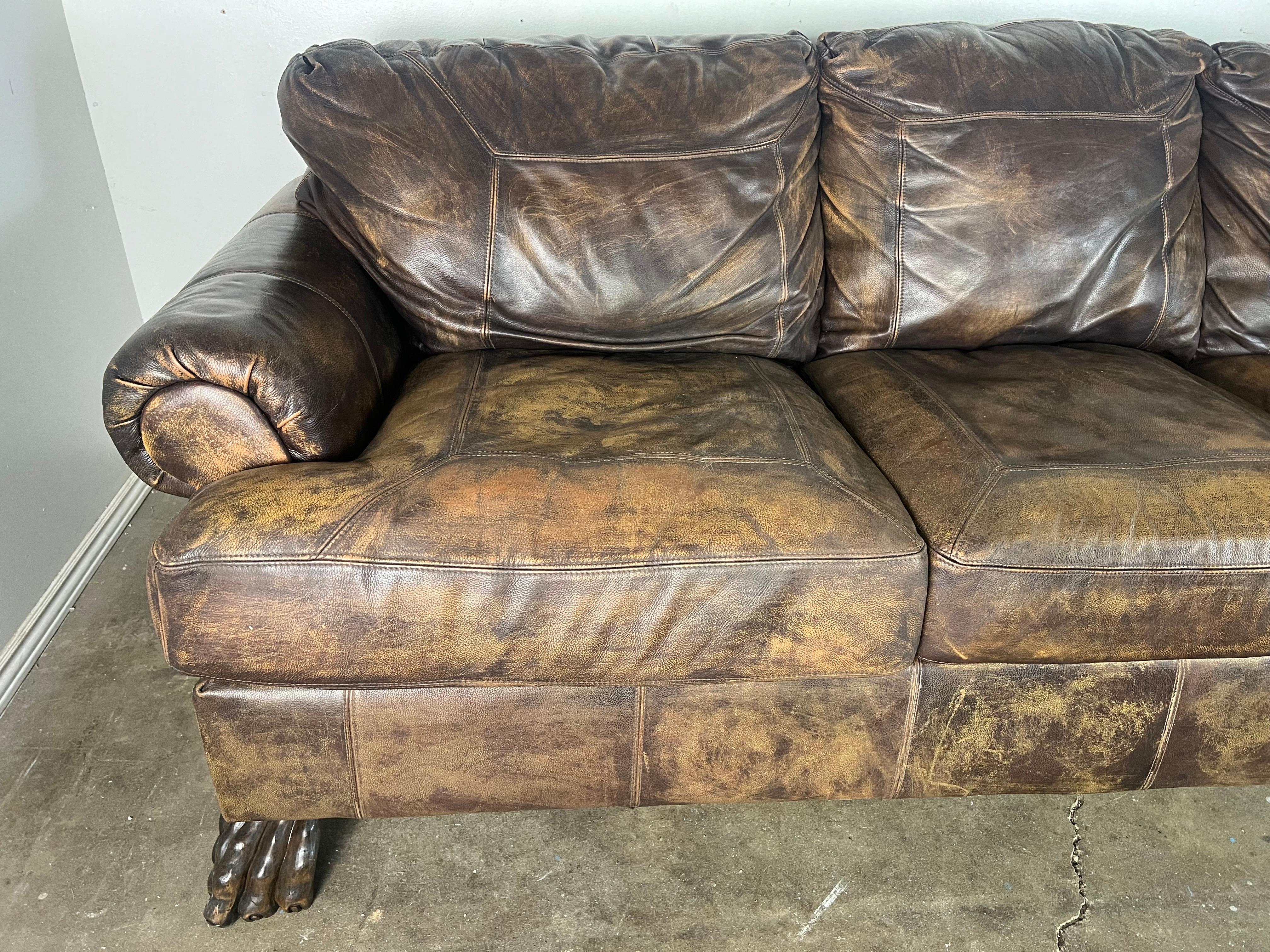 Mitte 20. Jh. Gepolstertes Ledersofa mit Löwentatzenfüßen im Angebot 3
