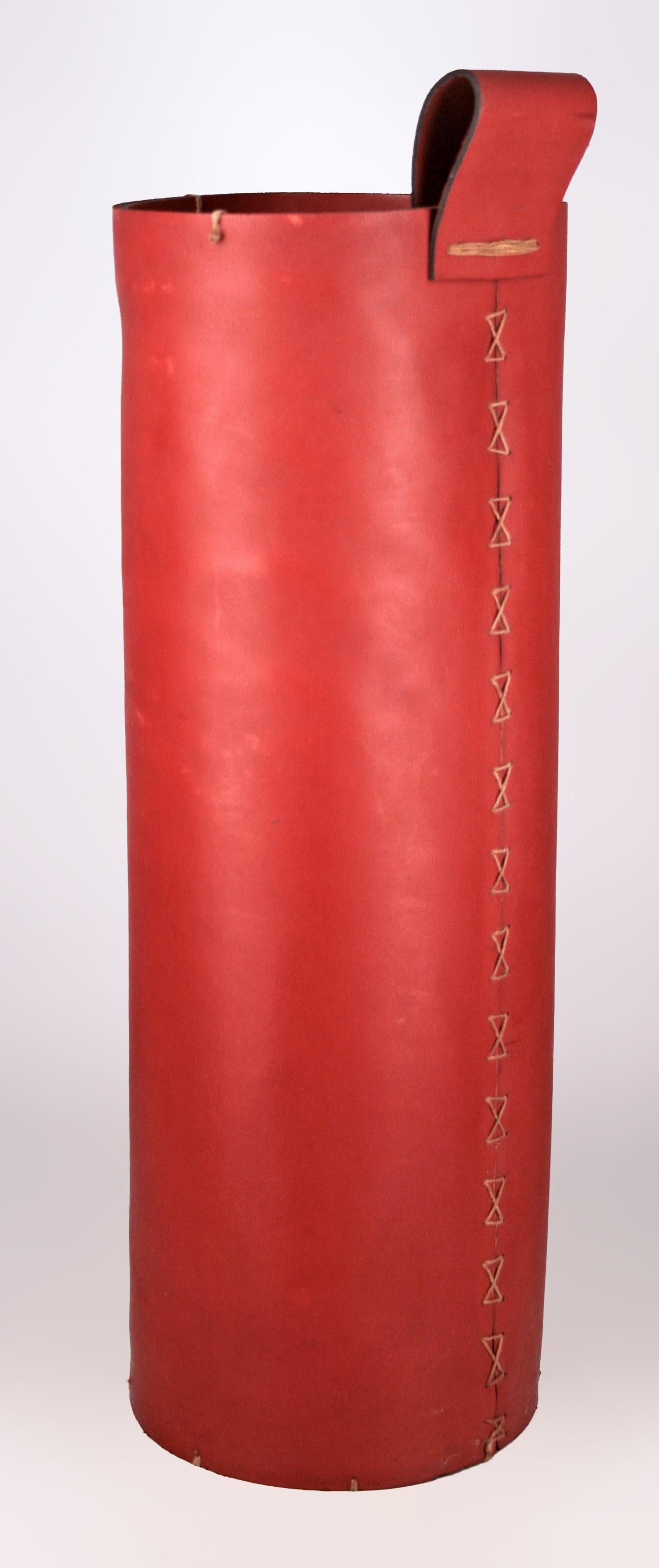 Zylindrischer Schirmständer aus rotem Leder von Hermès Paris, Mitte des 20. Jahrhunderts (Moderne der Mitte des Jahrhunderts) im Angebot
