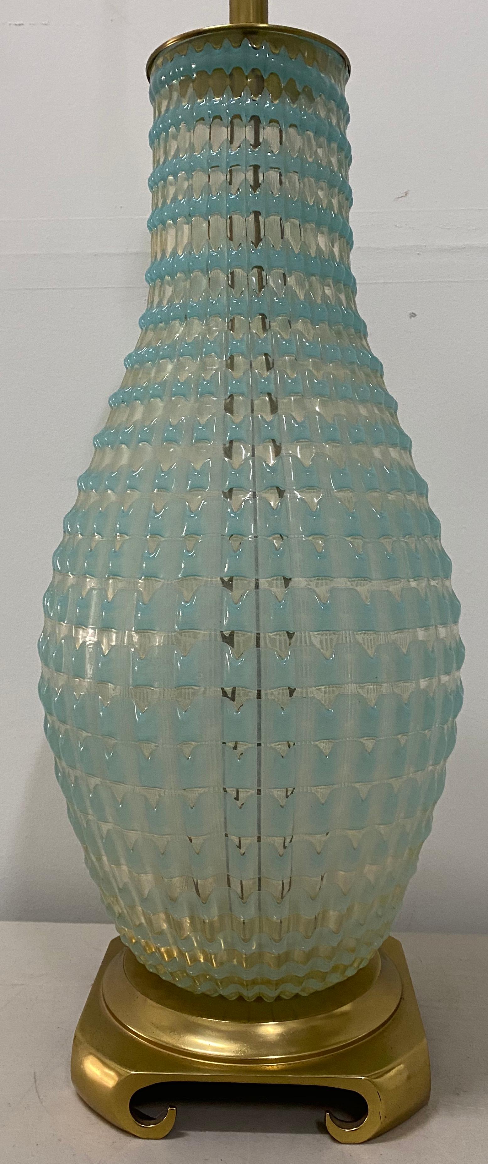 Superbe lampe en verre bleu aqua de Murano du milieu du 20e siècle, vers 1960

Base en laiton massif

Dimensions 8