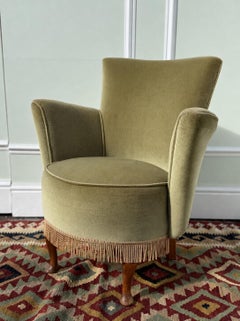 Poltroncina da cocktail francese in velluto verde Sage con frange in filo metallico, della metà del XX secolo