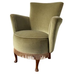 Poltroncina da cocktail francese in velluto verde Sage con frange in filo metallico, della metà del XX secolo