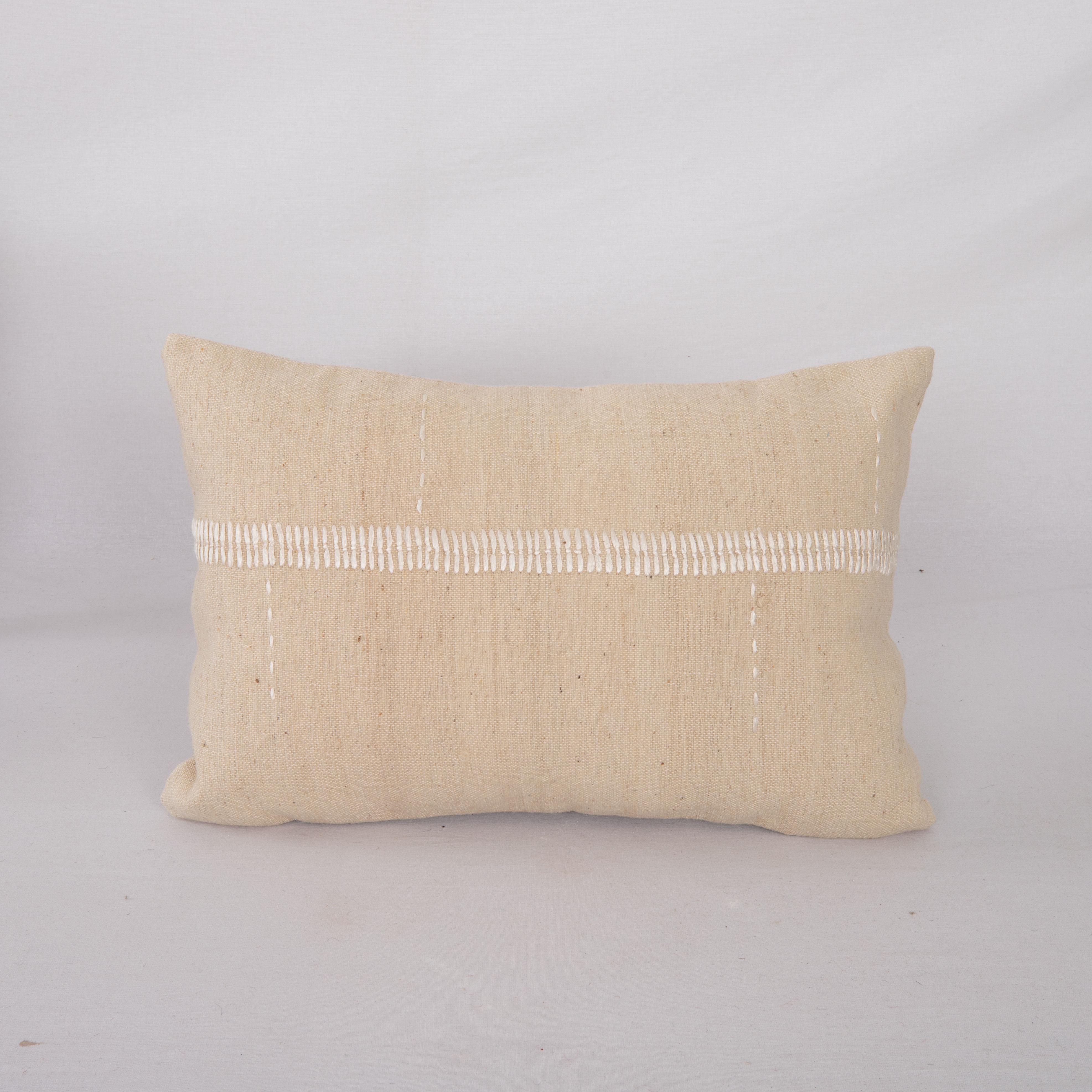 Cette taie d'oreiller est fabriquée à partir d'une housse de coton anatolien vintage. Les coutures en soie faites à la main sont un ajout à la pièce pour lui donner un détail raffiné.

Il n'est pas livré avec des inserts.
lin dans le dos.
Fermeture