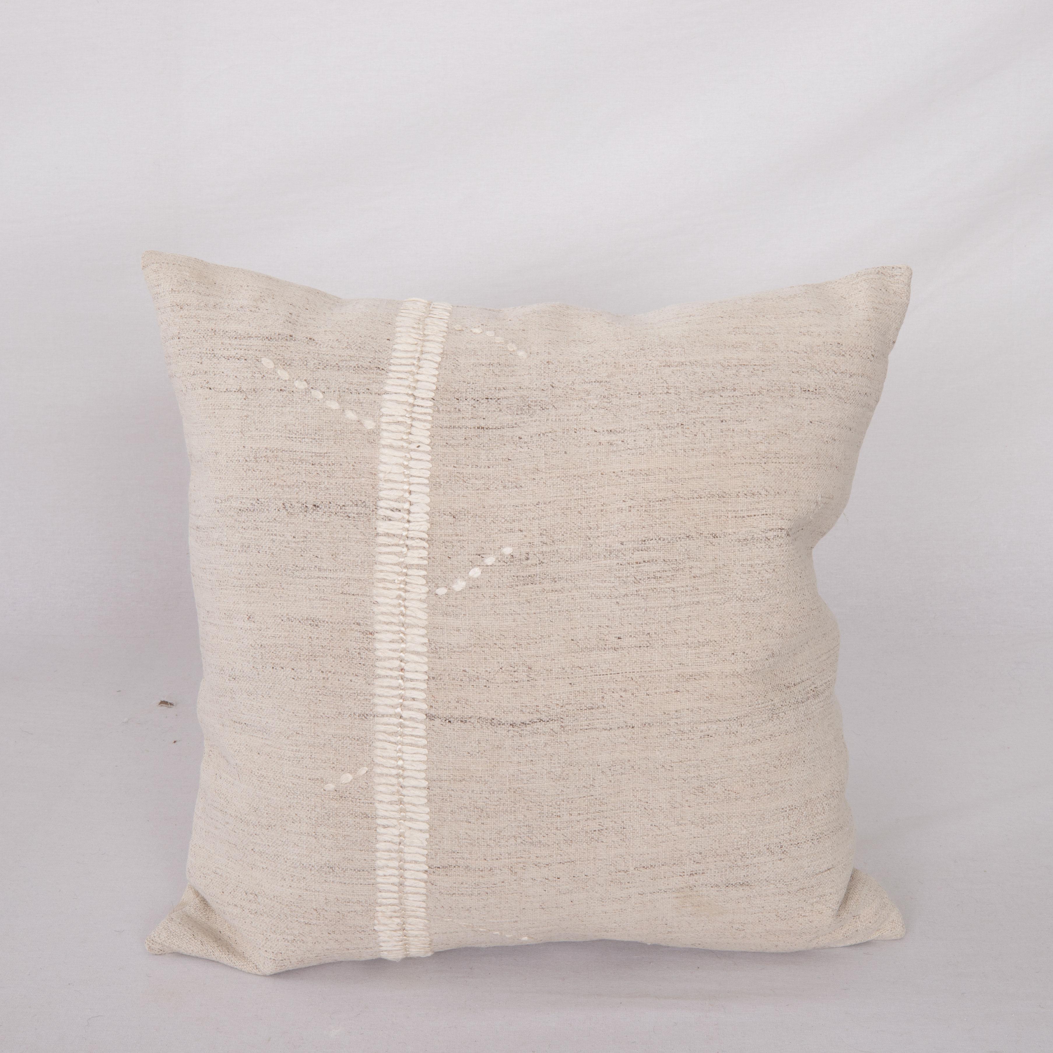 Cette taie d'oreiller est fabriquée à partir d'une housse de coton anatolien vintage. Les coutures en soie faites à la main sont un ajout à la pièce pour lui donner un détail raffiné.

Il n'est pas livré avec des inserts.
lin dans le dos.
Fermeture