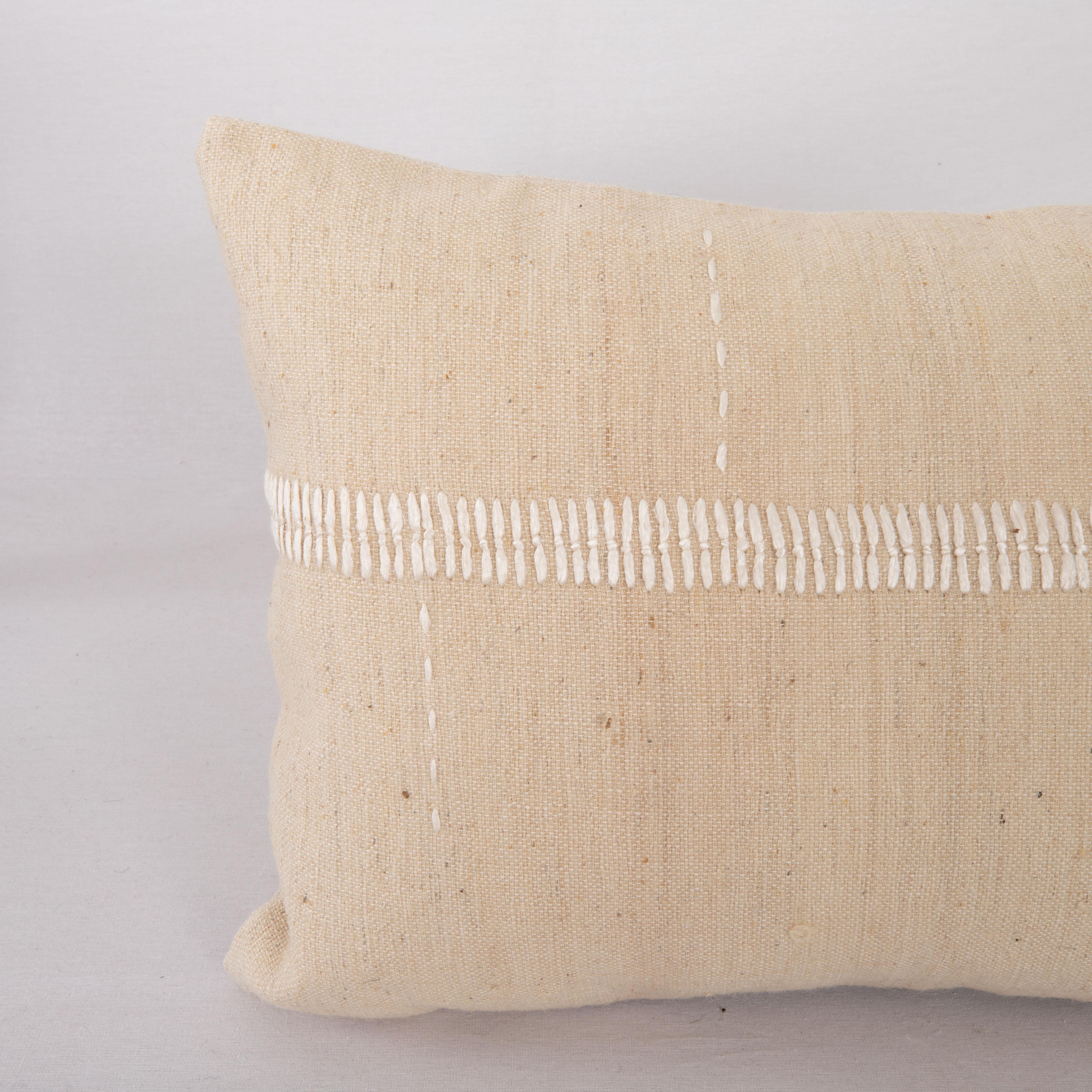 Kilim Mid 20th C. Pillow Cover Made from Vintage Anatolian Covers (housse de coussin du milieu du 20e siècle fabriquée à partir de couvertures anatoliennes d'époque) en vente