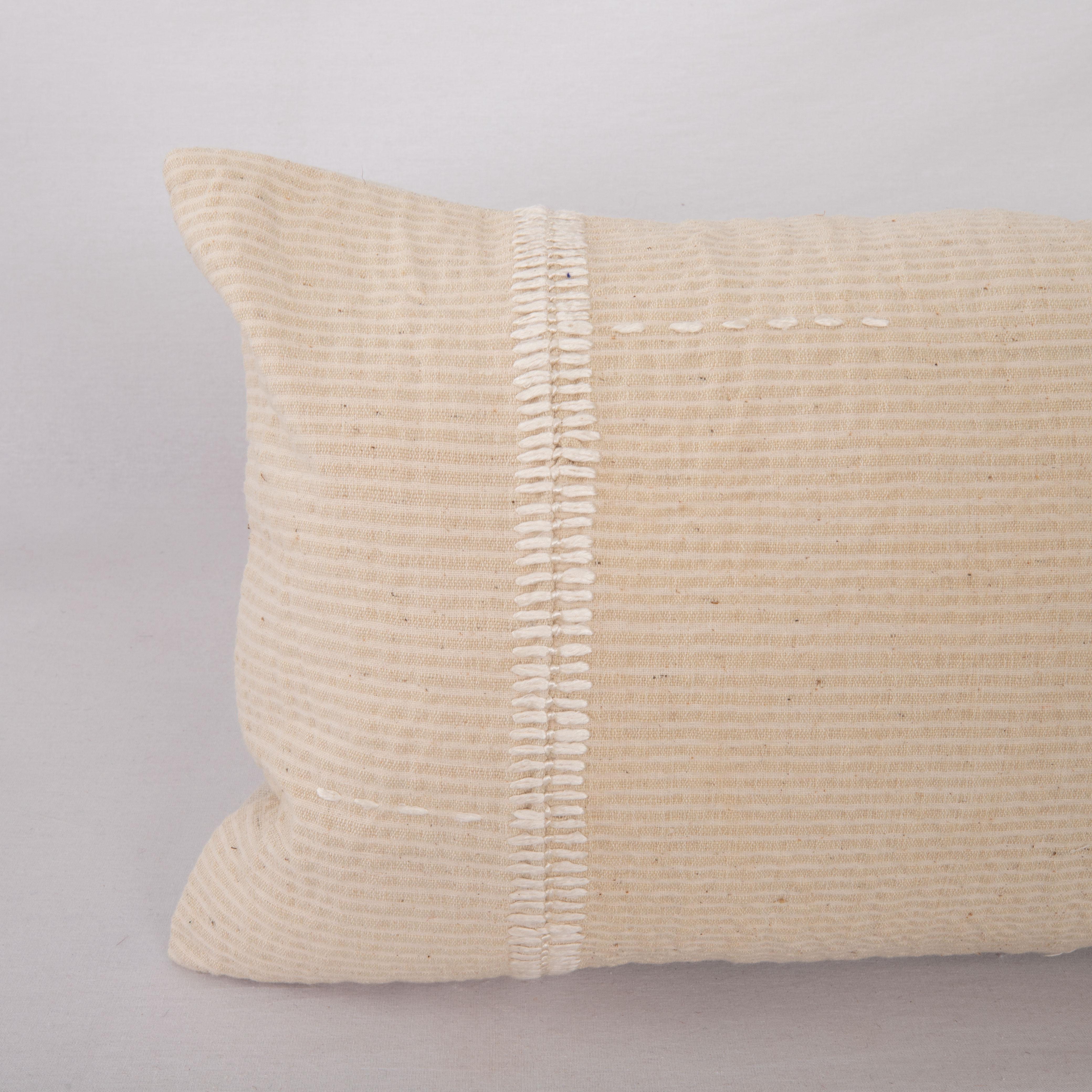 Kilim Mid 20th C. Pillow Cover Made from Vintage Anatolian Covers (housse de coussin du milieu du 20e siècle fabriquée à partir de couvertures anatoliennes d'époque) en vente