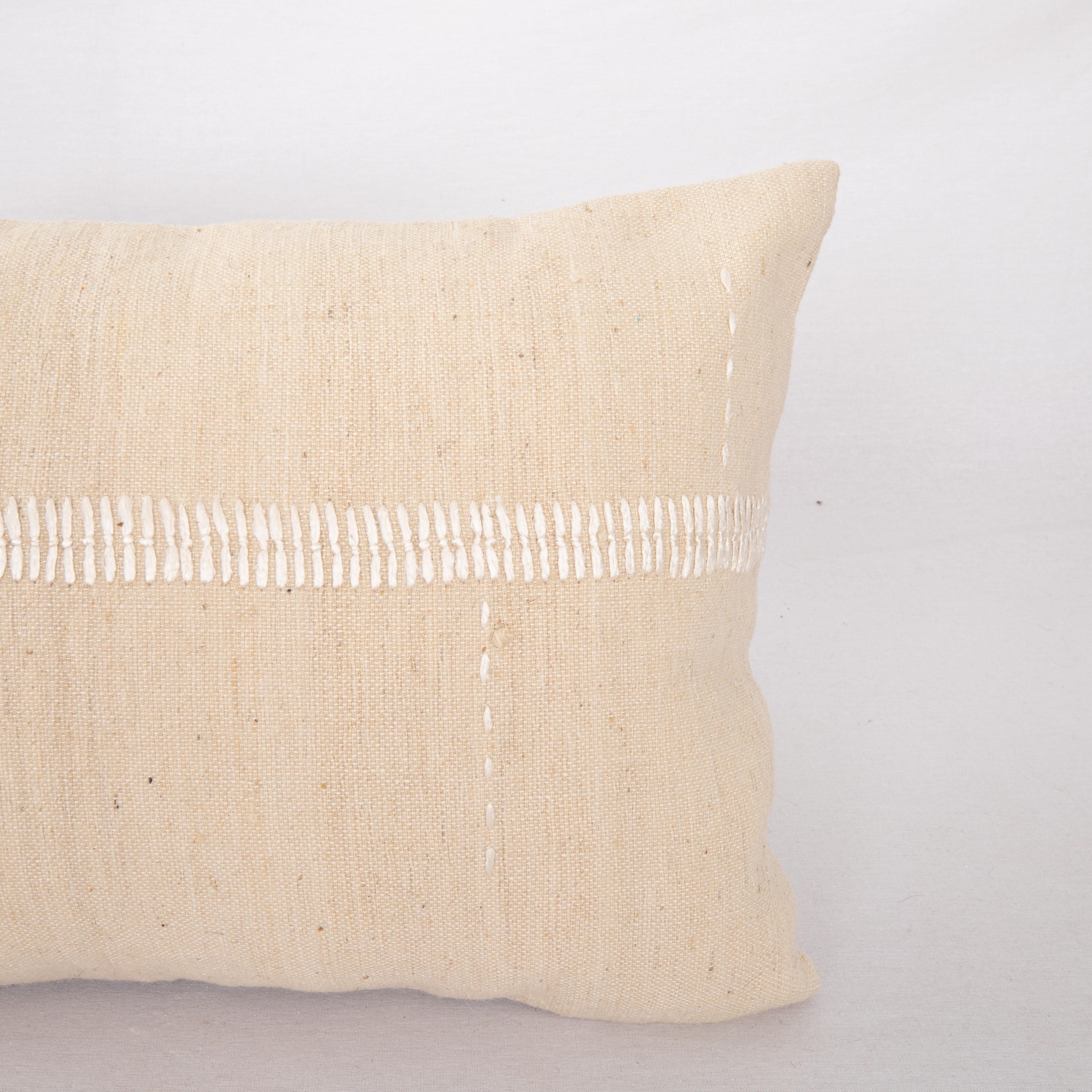 Turc Mid 20th C. Pillow Cover Made from Vintage Anatolian Covers (housse de coussin du milieu du 20e siècle fabriquée à partir de couvertures anatoliennes d'époque) en vente
