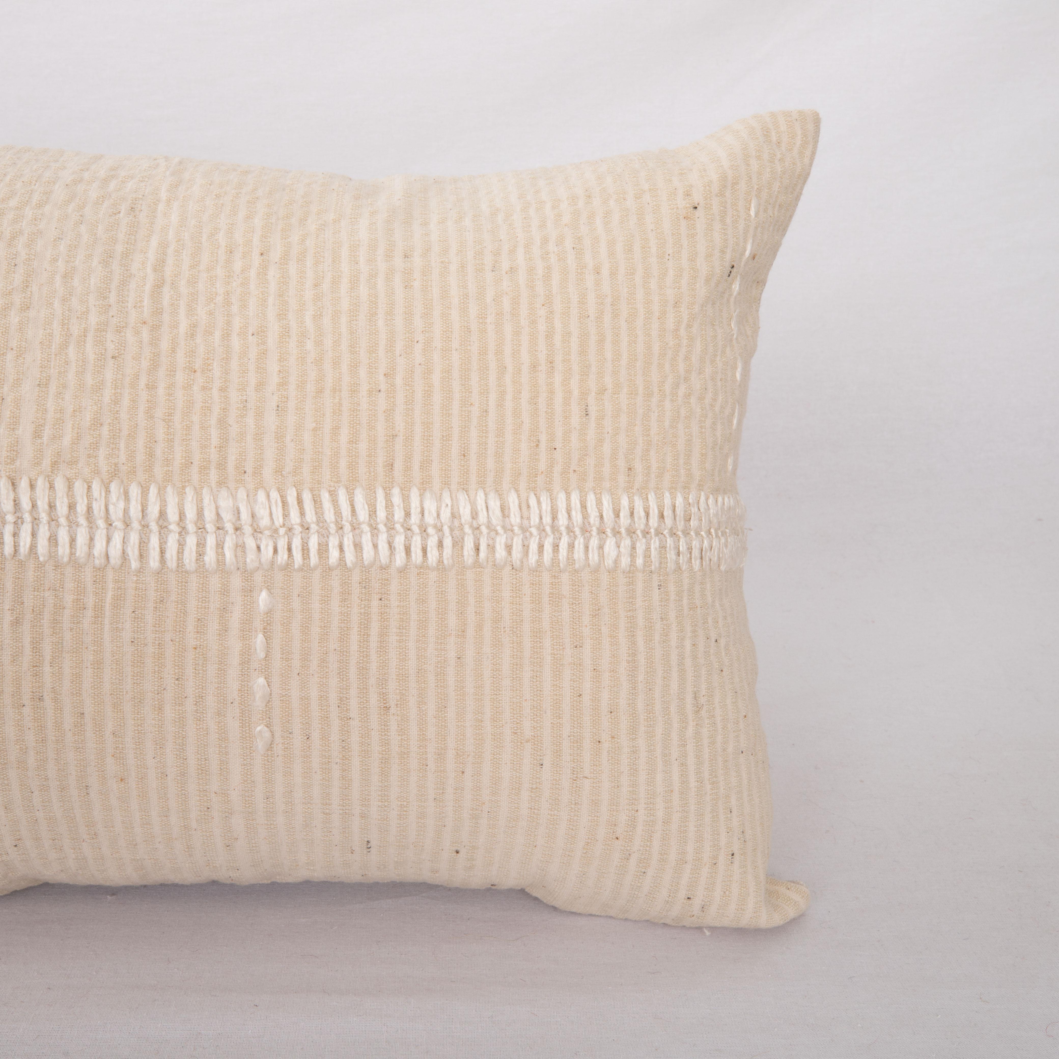 Turc Mid 20th C. Pillow Cover Made from Vintage Anatolian Covers (housse de coussin du milieu du 20e siècle fabriquée à partir de couvertures anatoliennes d'époque) en vente