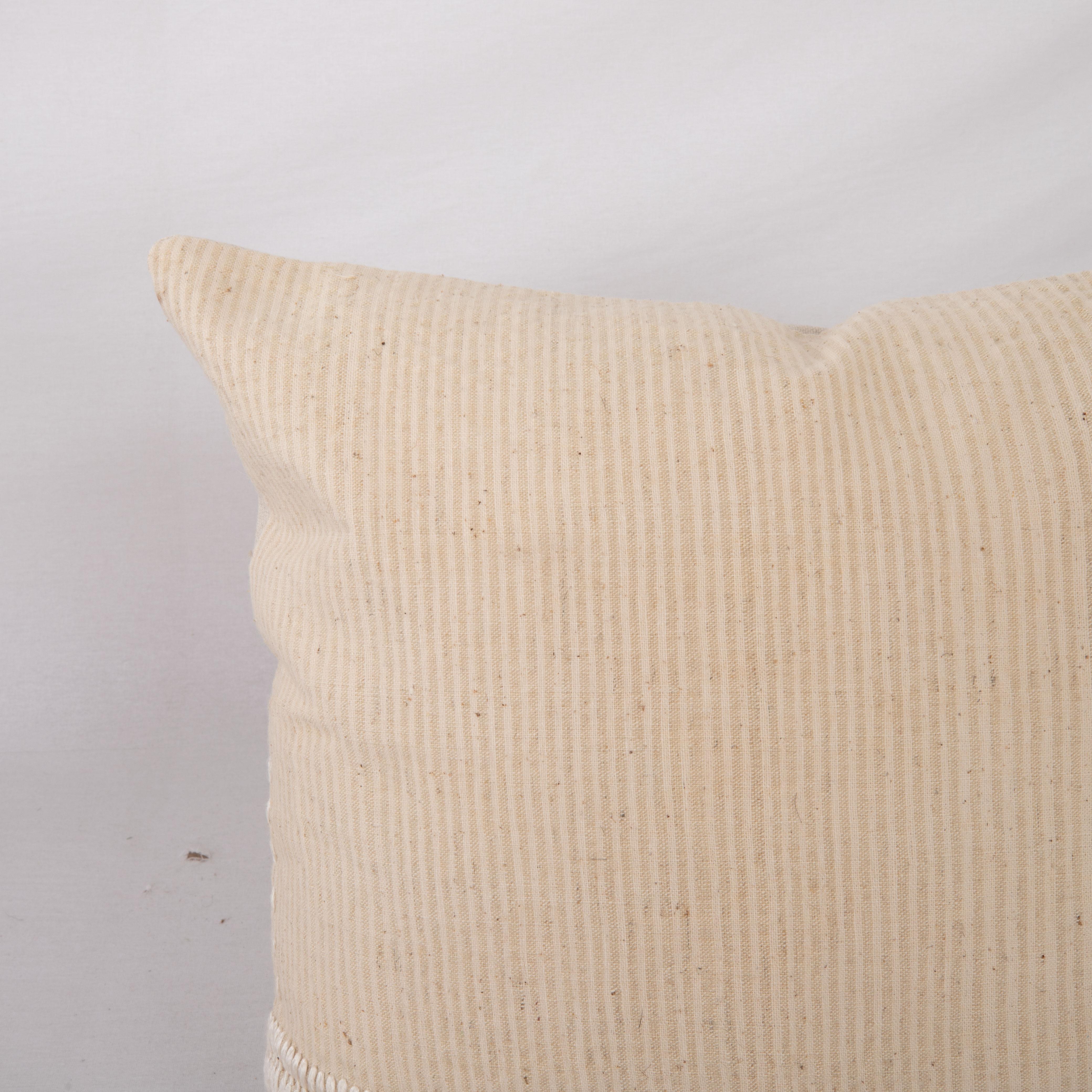 Tissé à la main Mid 20th C. Pillow Cover Made from Vintage Anatolian Covers (housse de coussin du milieu du 20e siècle fabriquée à partir de couvertures anatoliennes d'époque) en vente