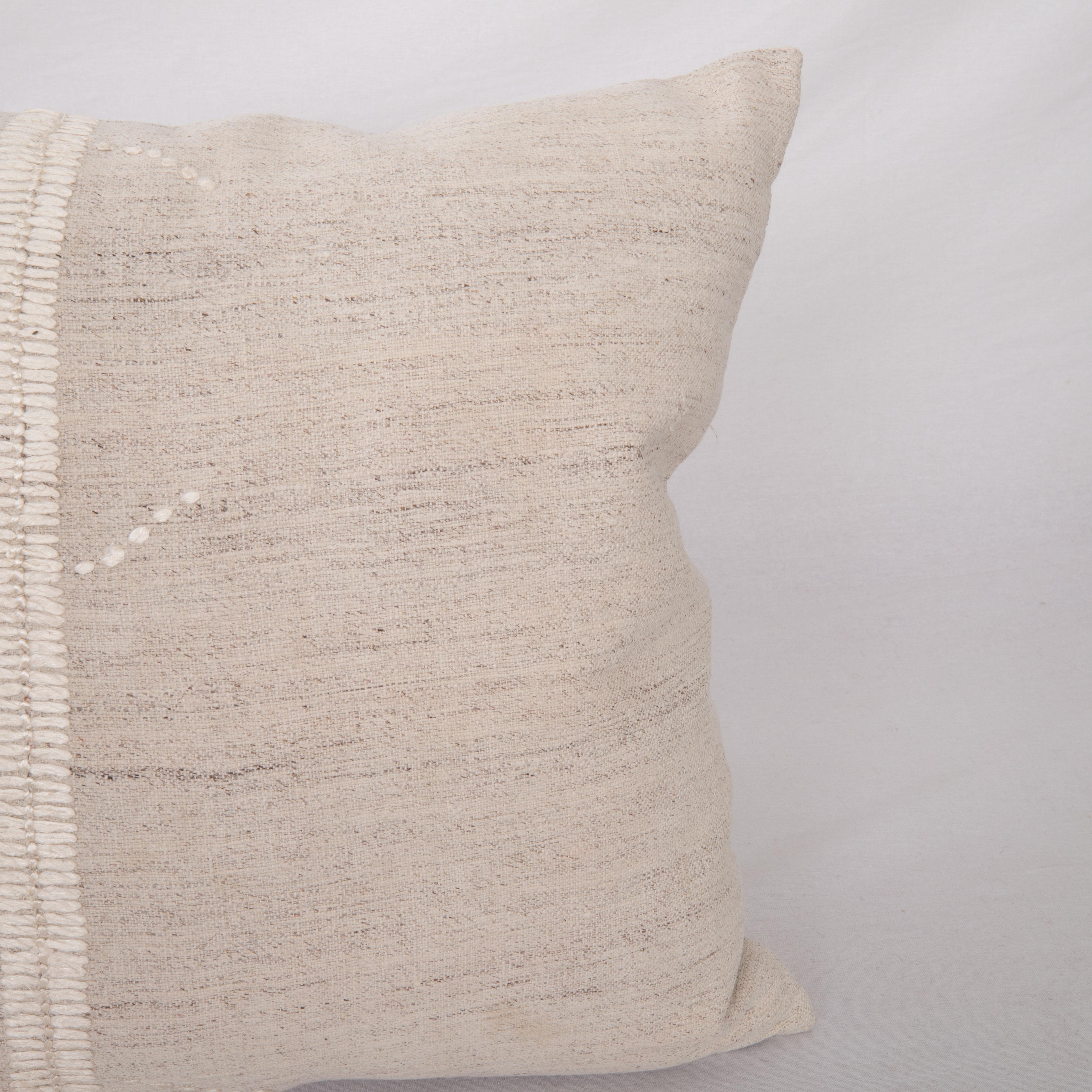 Tissé à la main Mid 20th C. Pillow Cover Made from Vintage Anatolian Covers (housse de coussin du milieu du 20e siècle fabriquée à partir de couvertures anatoliennes d'époque) en vente