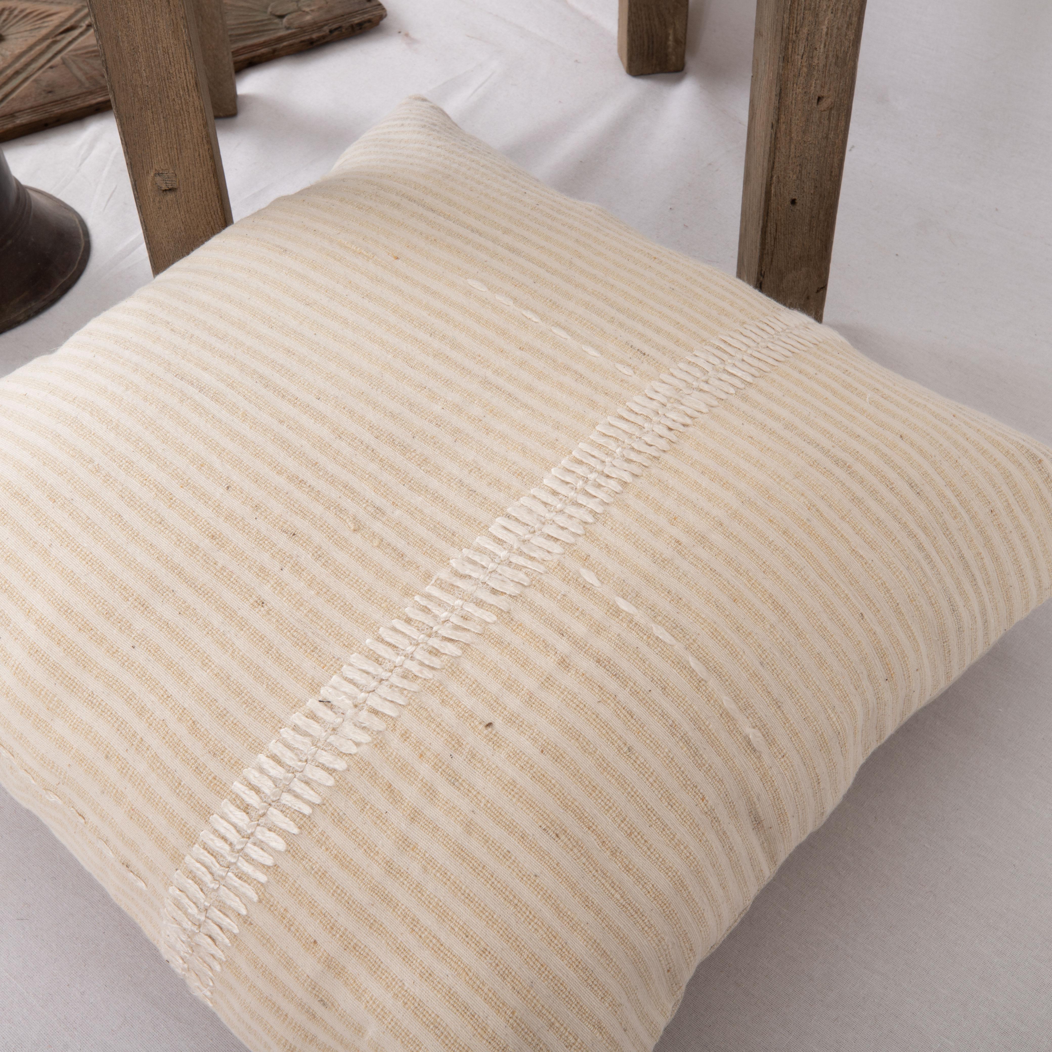 Mid 20th C. Pillow Cover Made from Vintage Anatolian Covers (housse de coussin du milieu du 20e siècle fabriquée à partir de couvertures anatoliennes d'époque) Bon état - En vente à Istanbul, TR