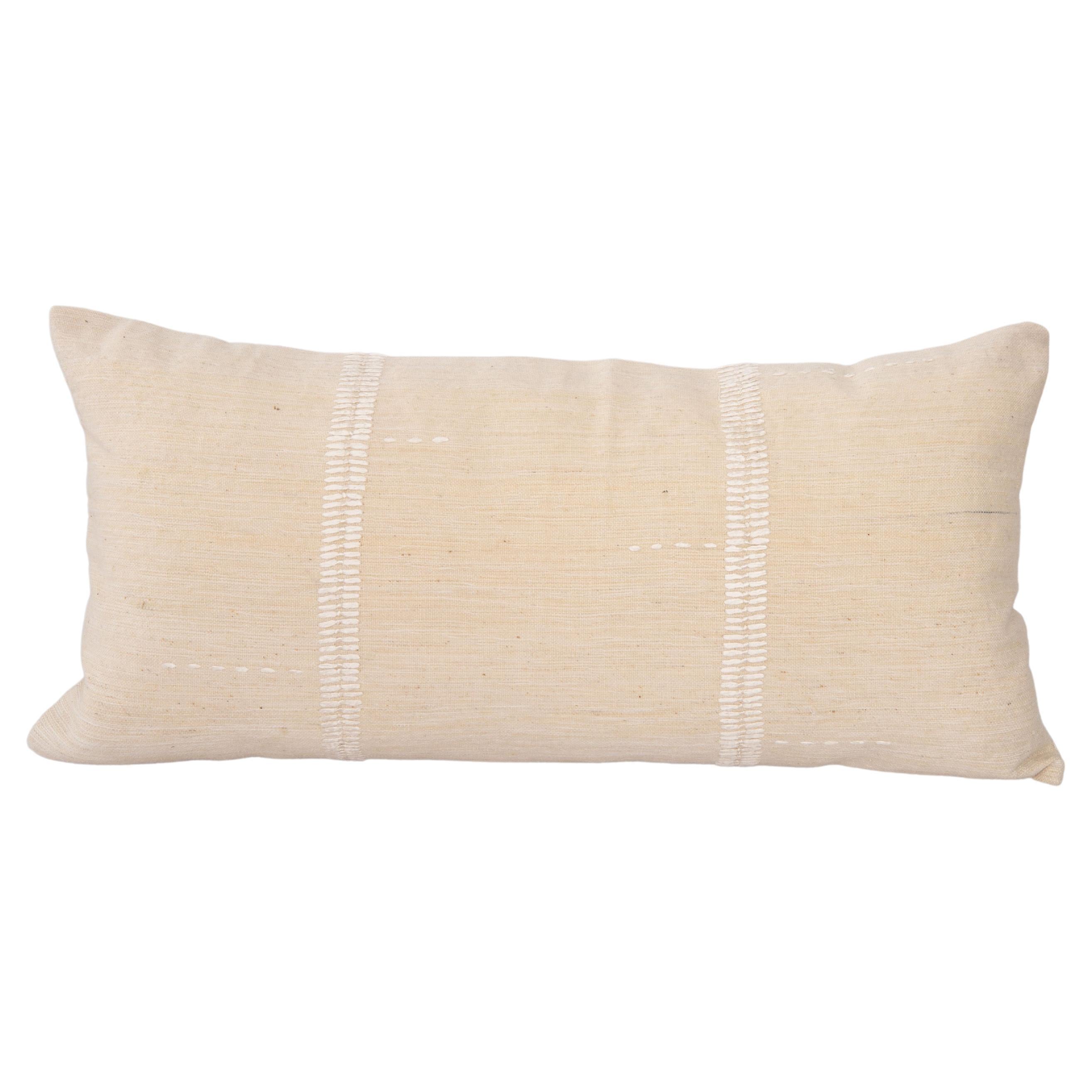 Mid 20th C. Pillow Cover Made from Vintage Anatolian Covers (housse de coussin du milieu du 20e siècle fabriquée à partir de couvertures anatoliennes d'époque)