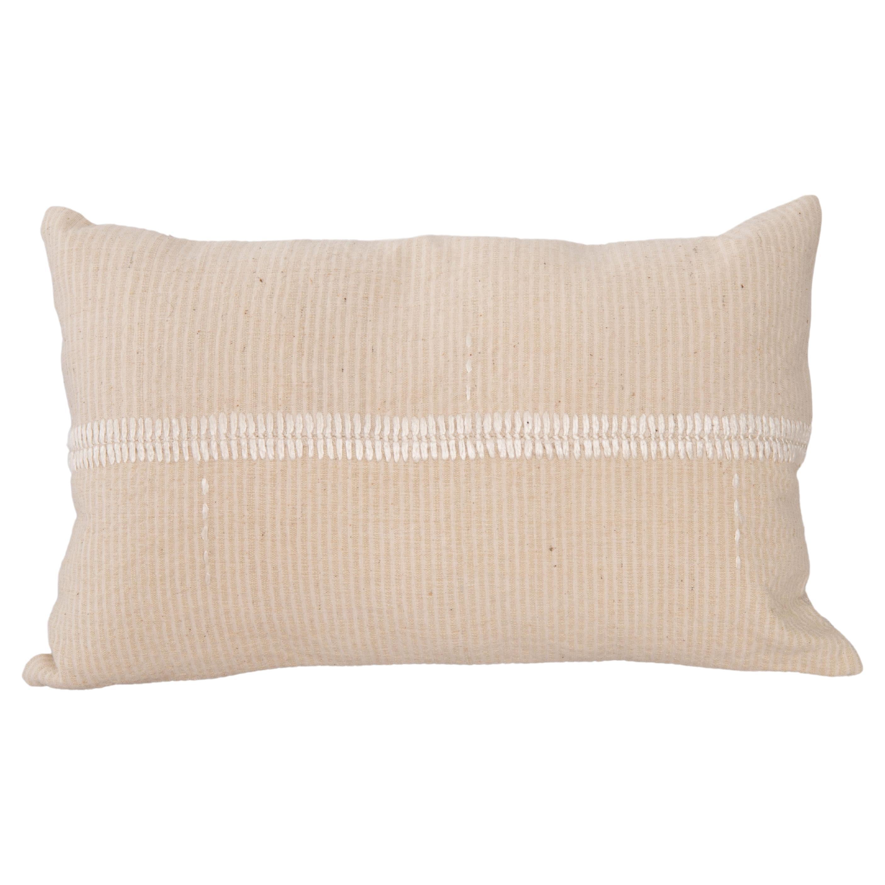 Mid 20th C. Pillow Cover Made from Vintage Anatolian Covers (housse de coussin du milieu du 20e siècle fabriquée à partir de couvertures anatoliennes d'époque)