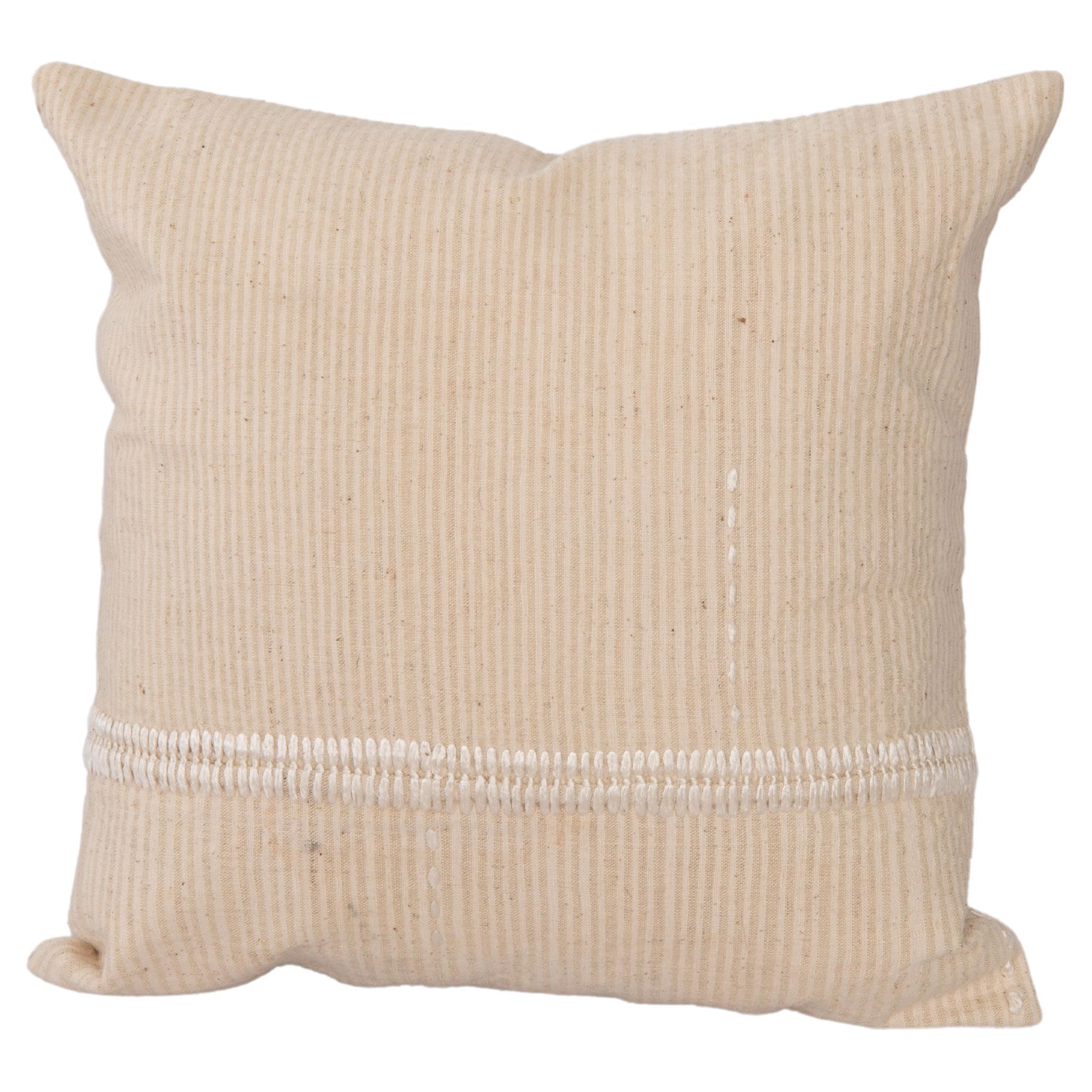 Mid 20th C. Pillow Cover Made from Vintage Anatolian Covers (housse de coussin du milieu du 20e siècle fabriquée à partir de couvertures anatoliennes d'époque) en vente