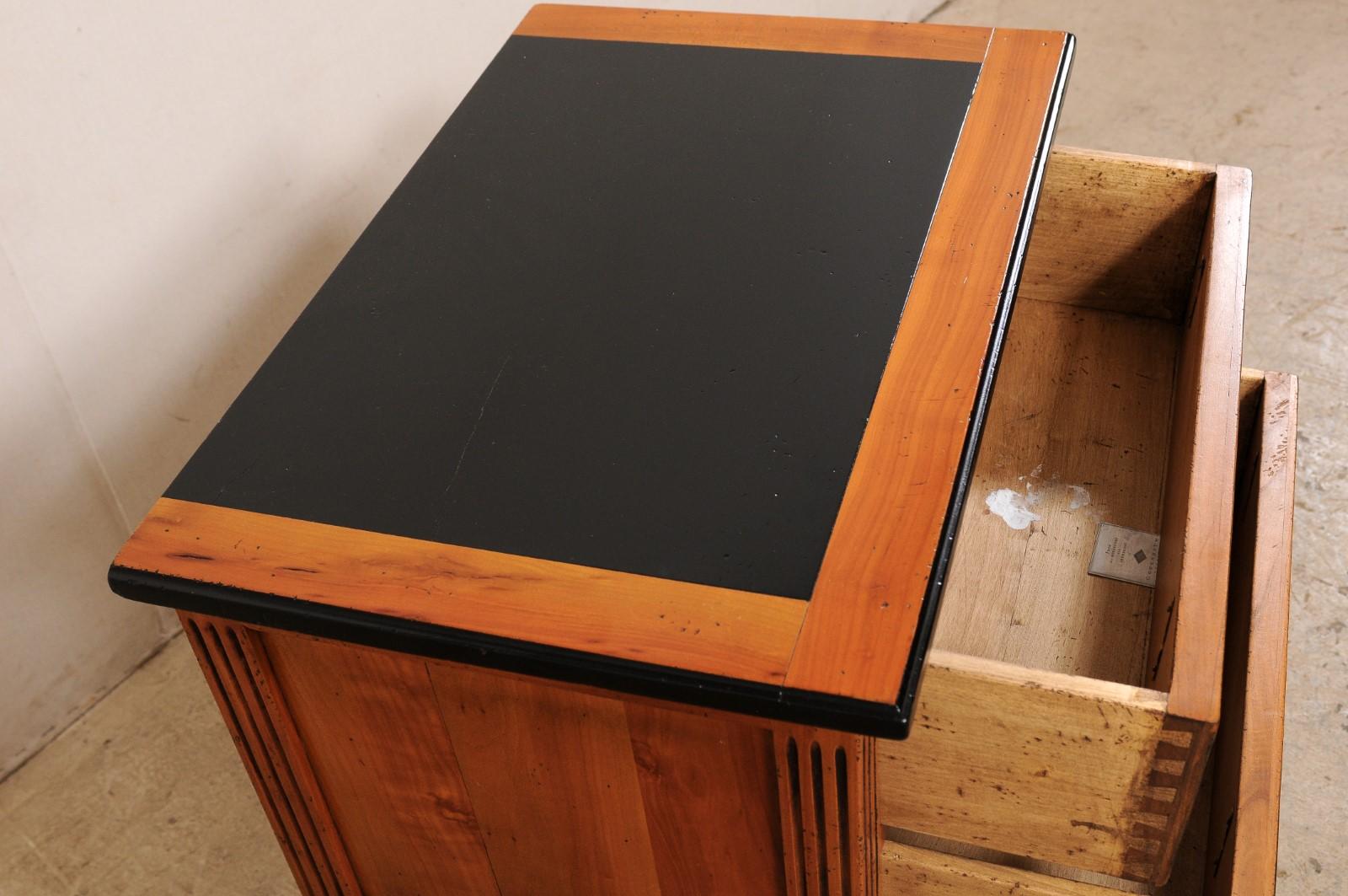 Legno Cassapanca a spalla rialzata della metà del XX secolo con accenti in ebano in vendita