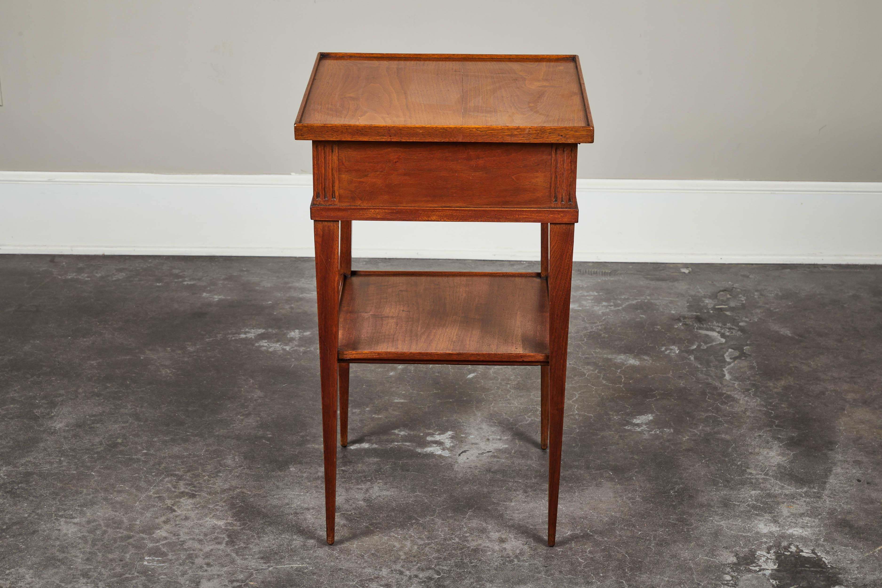 Mid-20th Century Small Walnut End Table with Single-Drawer In Good Condition In Pasadena, CA