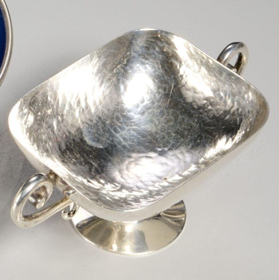 Mediados del siglo XX, Pampaloni Bichierogra, Florencia, Italia, tazza de dos asas sobre pie redondo con asas de volutas, marcada. El cuenco está martillado.

Dimensiones:
2 