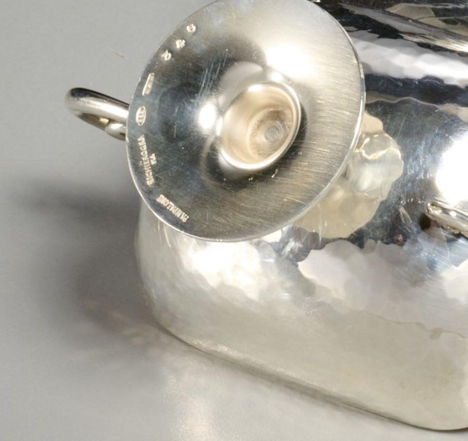 Mediados del siglo XX Tazza de plata de ley con pie redondo - Barbara J. Walters Estate Martillado en venta